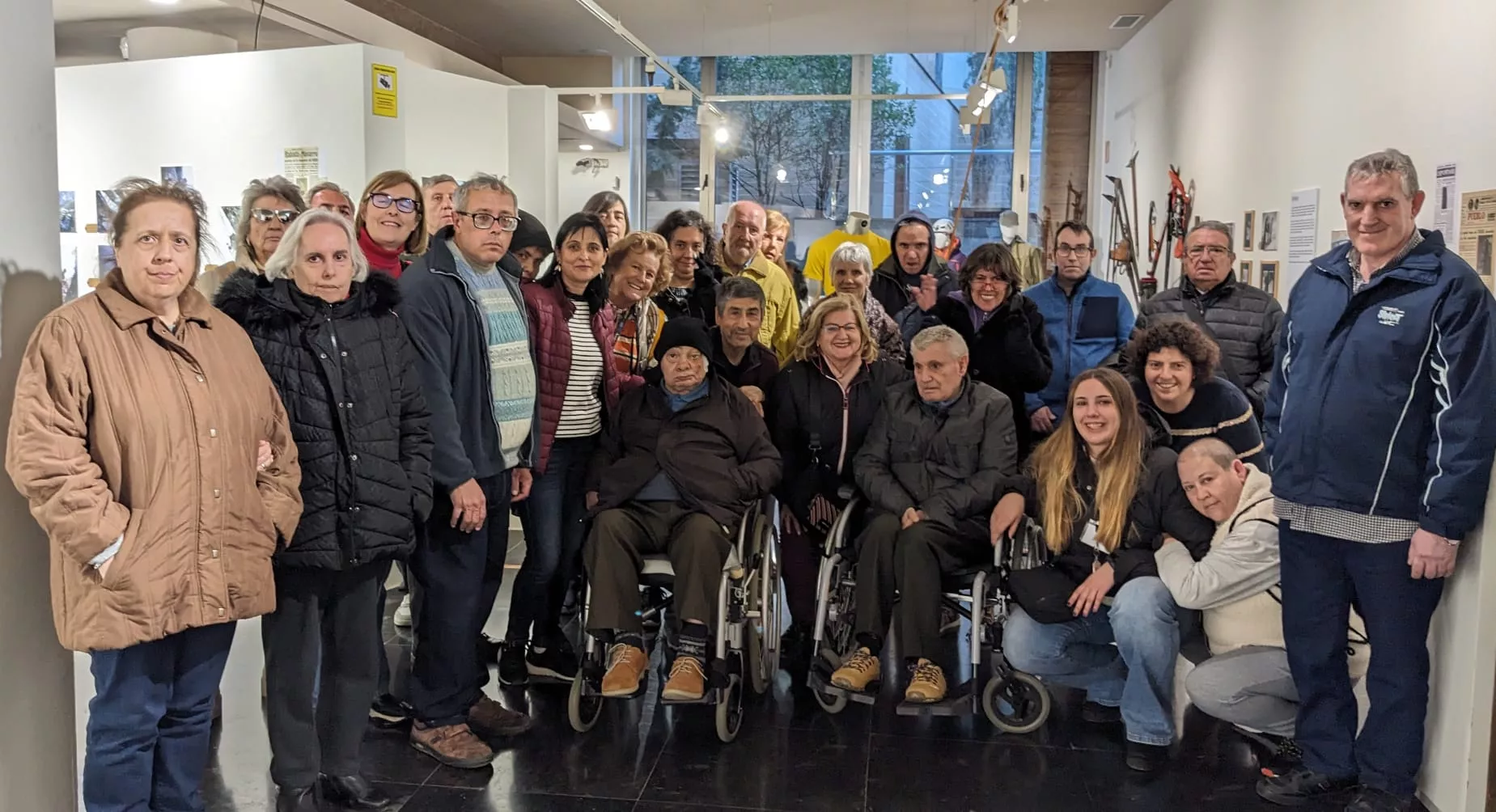 Jesús Bosque ha guiado a varios grupos por la exposición. 