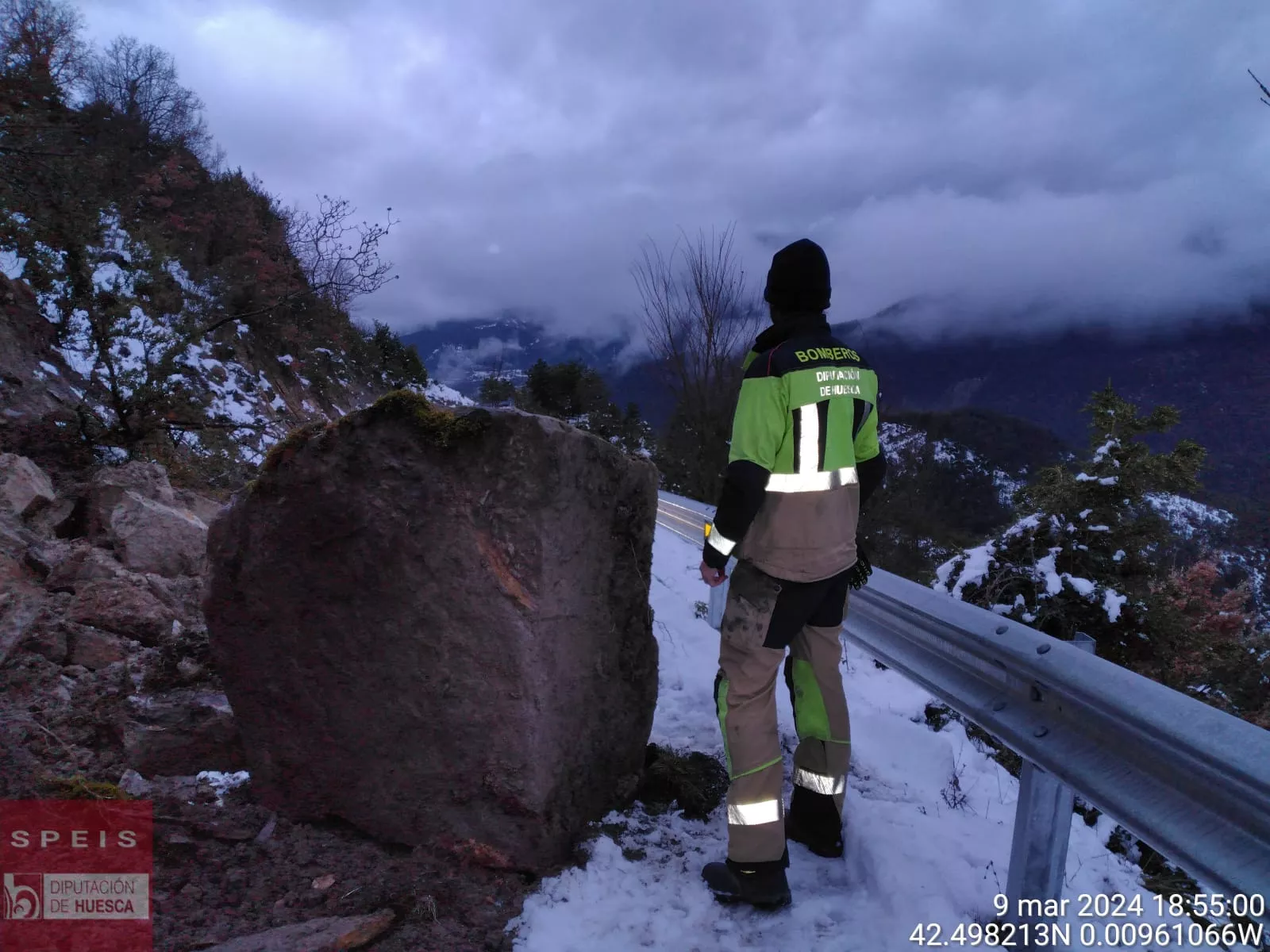 Los bomberos no han podido retirar las rocas que cortan la carretera de acceso a Yeba. 