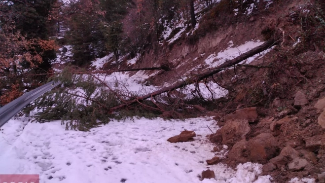 Imagen del desprendimiento en la vía de acceso a Yeba. Imagen del desprendimiento en la vía de acceso a Yeba.