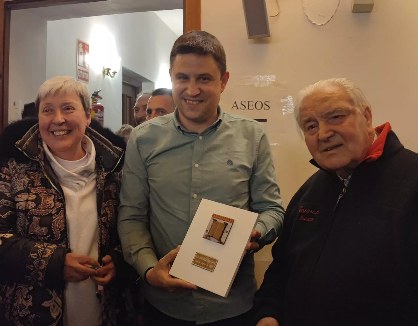 Marisa Latorre y Antonio Biescas recogieron una placa de agradecimiento.