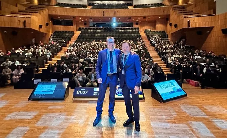 Javier y Víctor Alfaro, en el escenario del auditorio del Palacio de Congresos