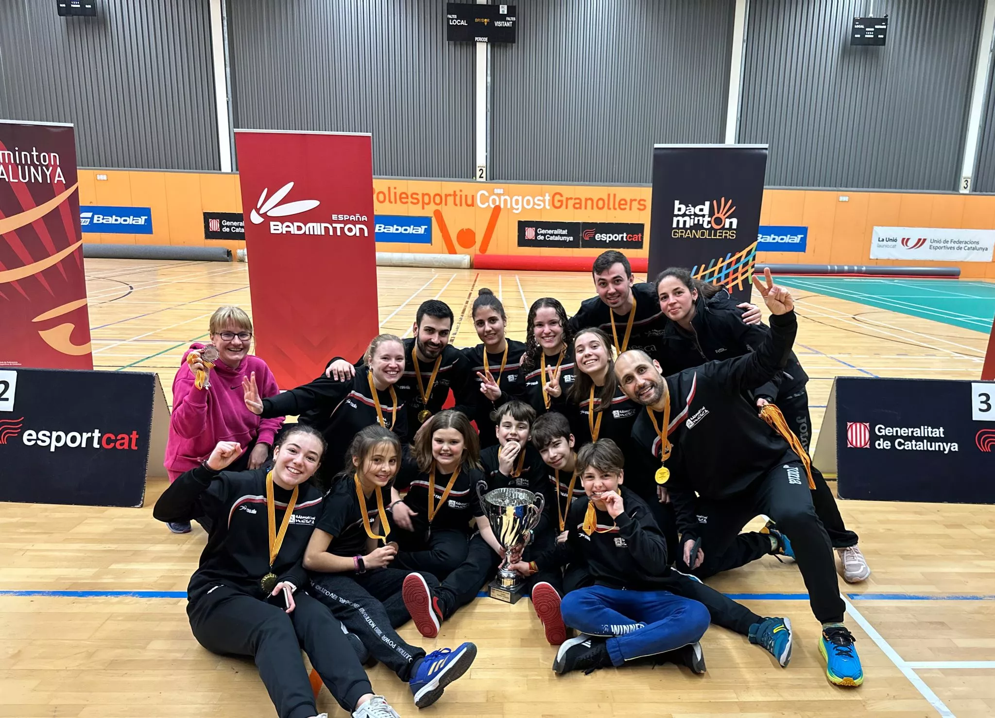 Los equipos de Aragón Subordán y Río Vero con sus medallas