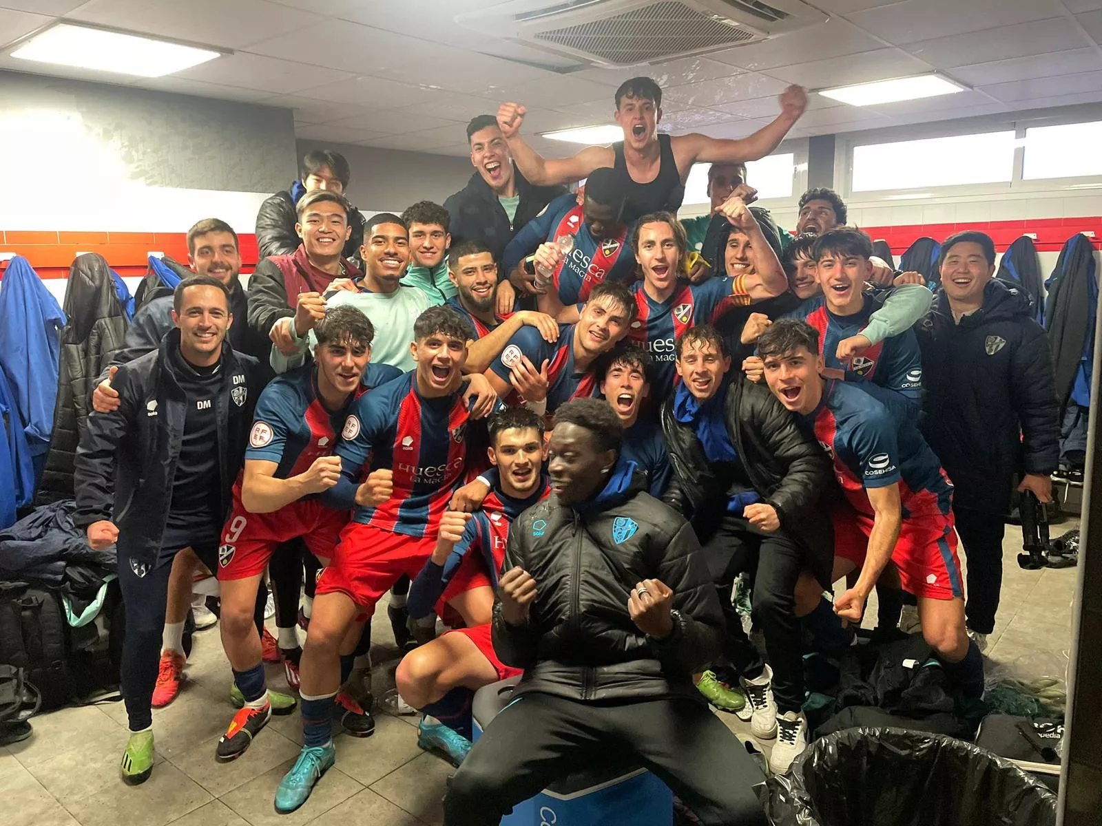 Los jugadores del Huesca B celebran el triunfo en Monzón.