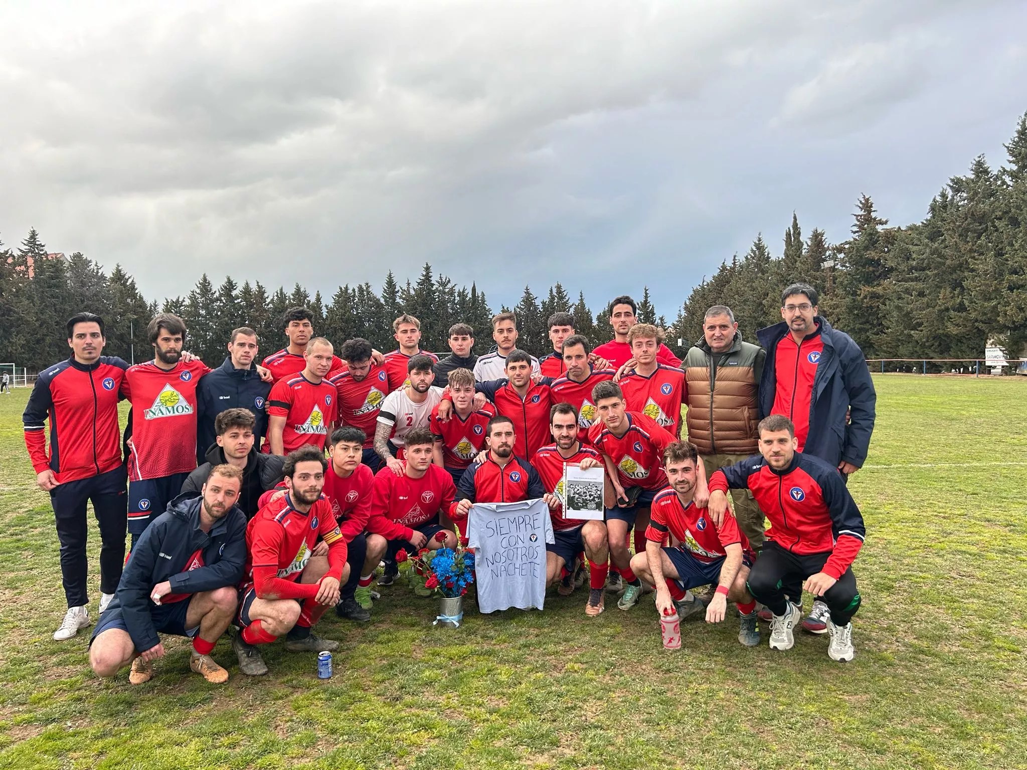 Jugadores y cuerpo técnico de Lalueza posan con la camiseta en recuerdo de Nachete.