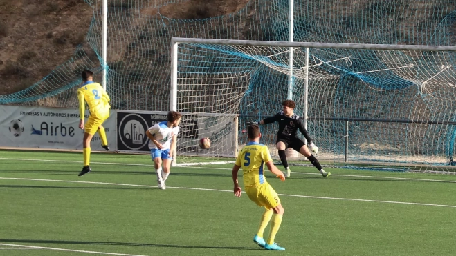 Gol de Ballarín que da el triunfo al Almudévar. Foto: José Manuel Ballarín Gol de Ballarín que da el triunfo al Almudévar. Foto: José Manuel Ballarín