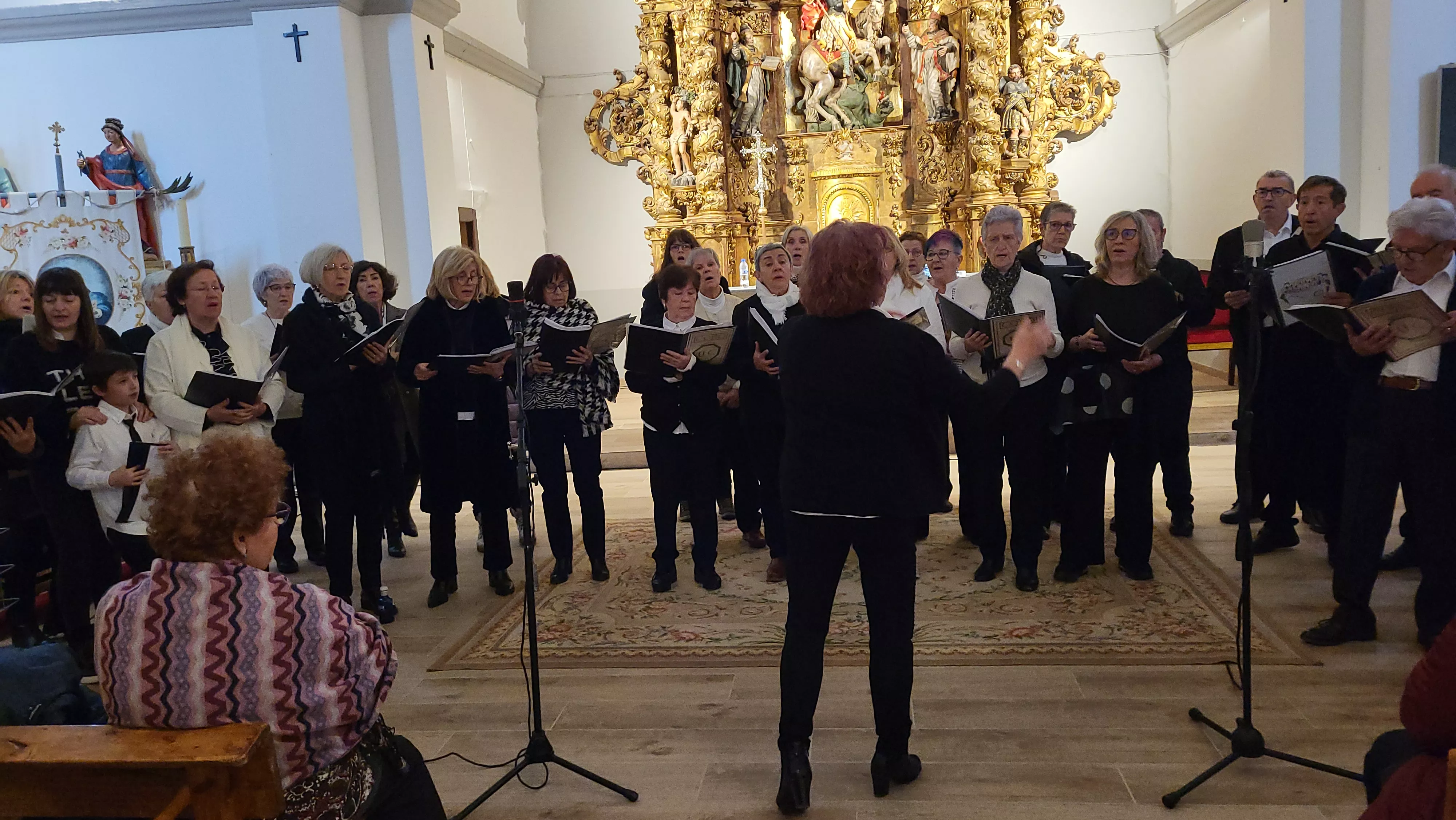 Actuación del Coro de la Universidad Ciudadana en Alcalá de Gurrea. Foto Mercedes Manterola