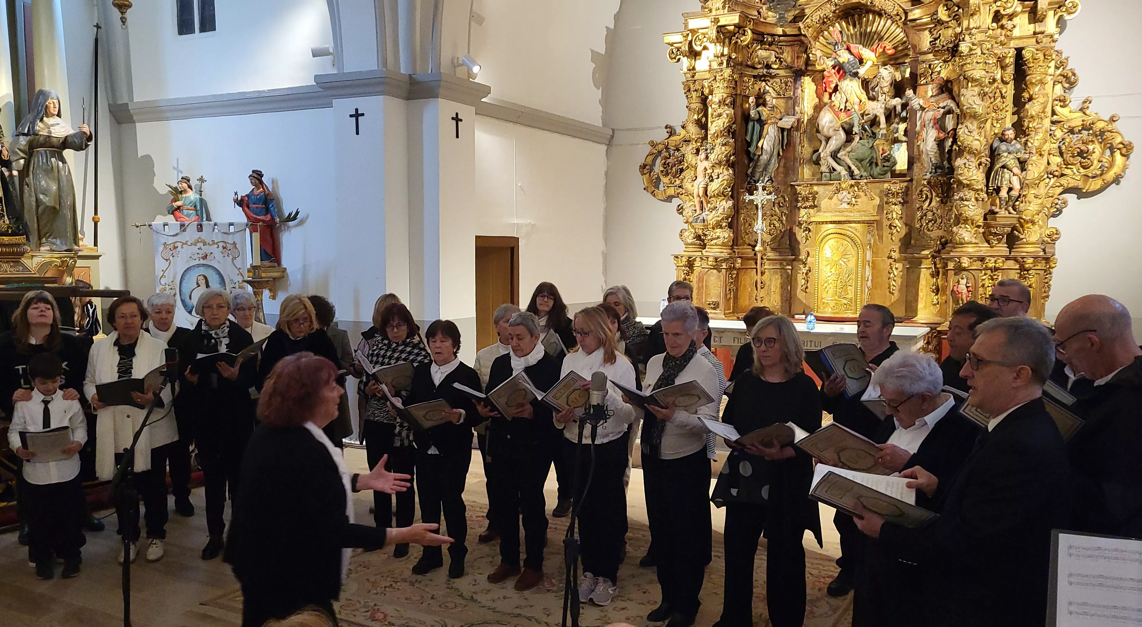 Actuación del Coro de la Universidad Ciudadana en Alcalá de Gurrea. Foto Mercedes Manterola