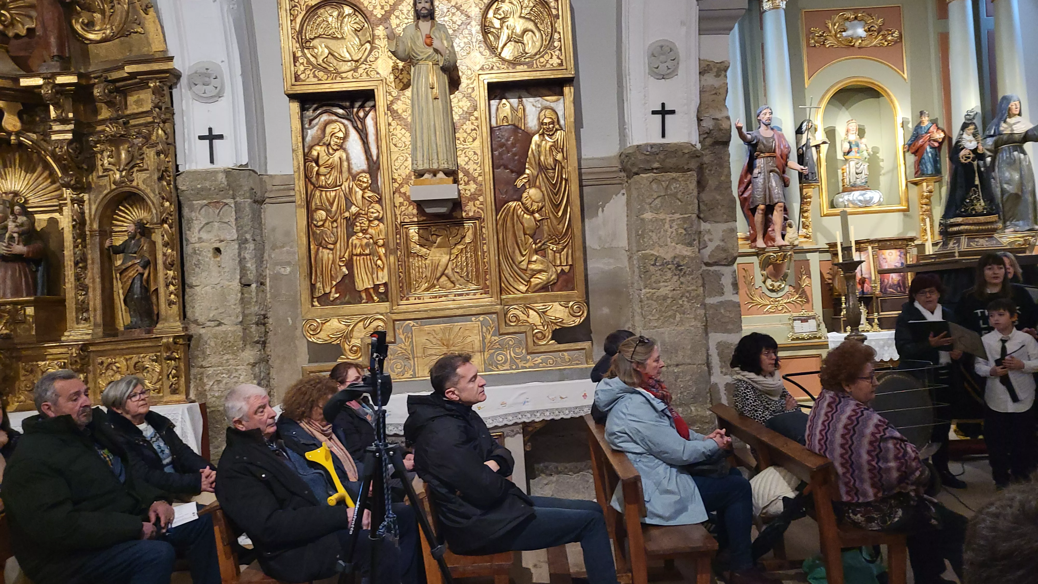 Actuación del Coro de la Universidad Ciudadana en Alcalá de Gurrea. Foto Mercedes Manterola