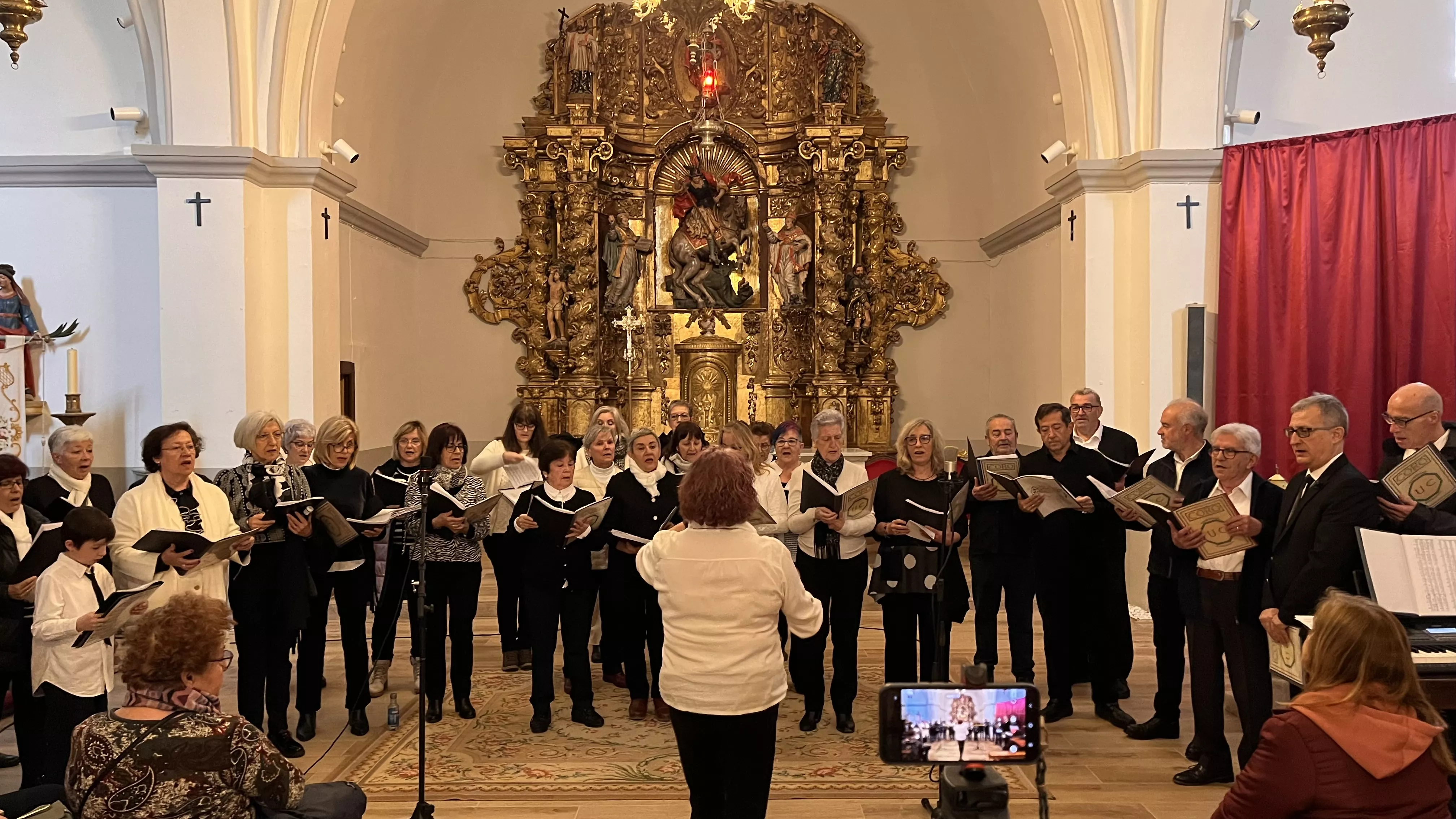 Actuación del Coro de la Universidad Ciudadana en Alcalá de Gurrea. Foto Mercedes Manterola
