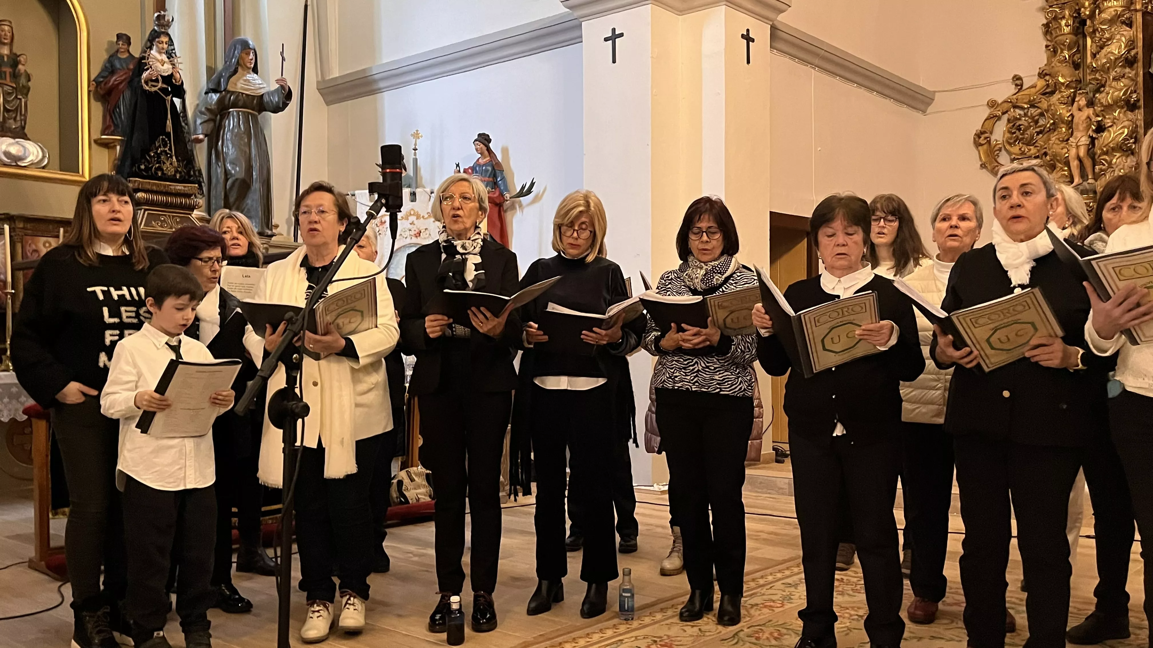 Actuación del Coro de la Universidad Ciudadana en Alcalá de Gurrea. Foto Mercedes Manterola