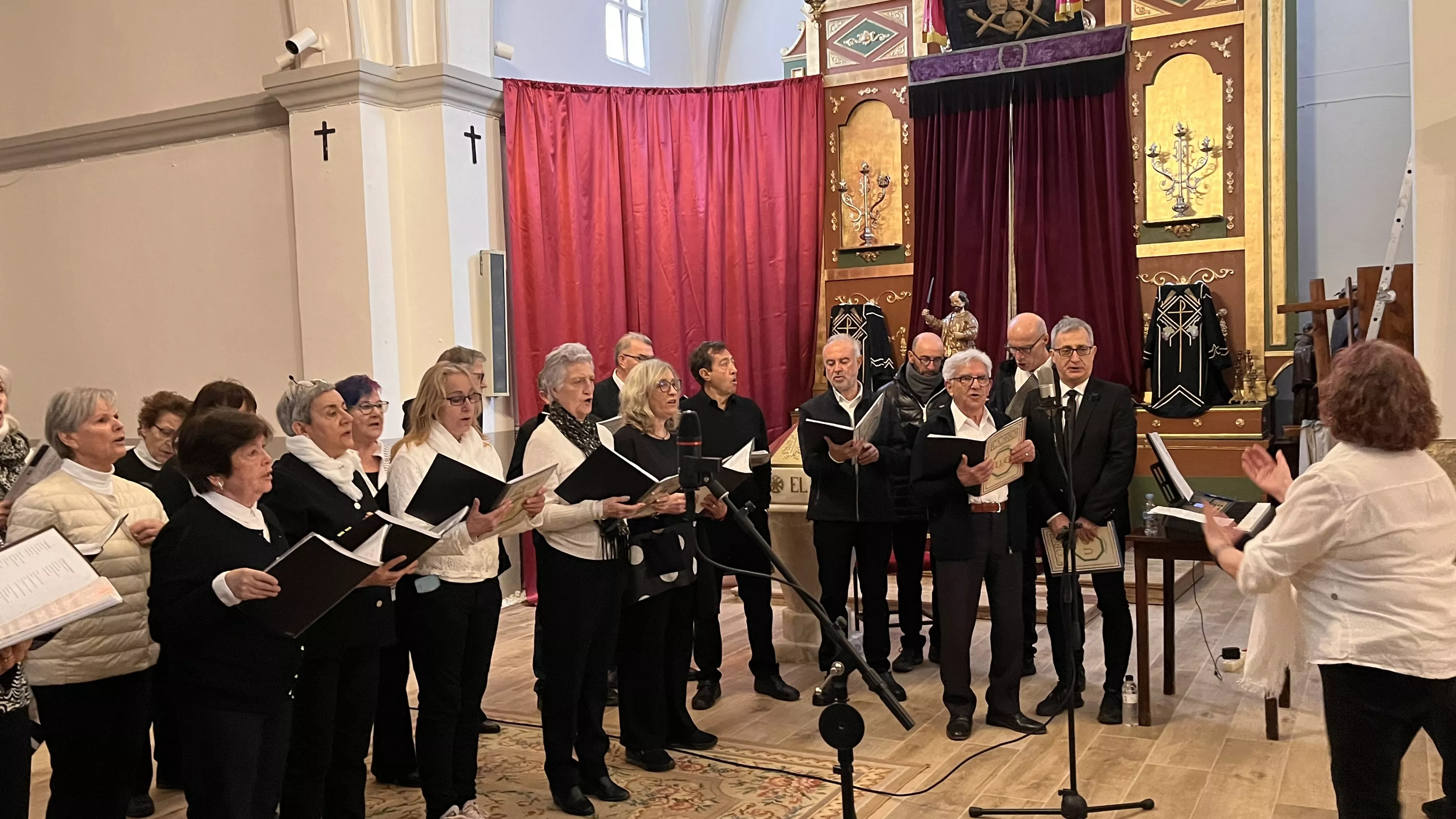 Actuación del Coro de la Universidad Ciudadana en Alcalá de Gurrea. Foto Mercedes Manterola