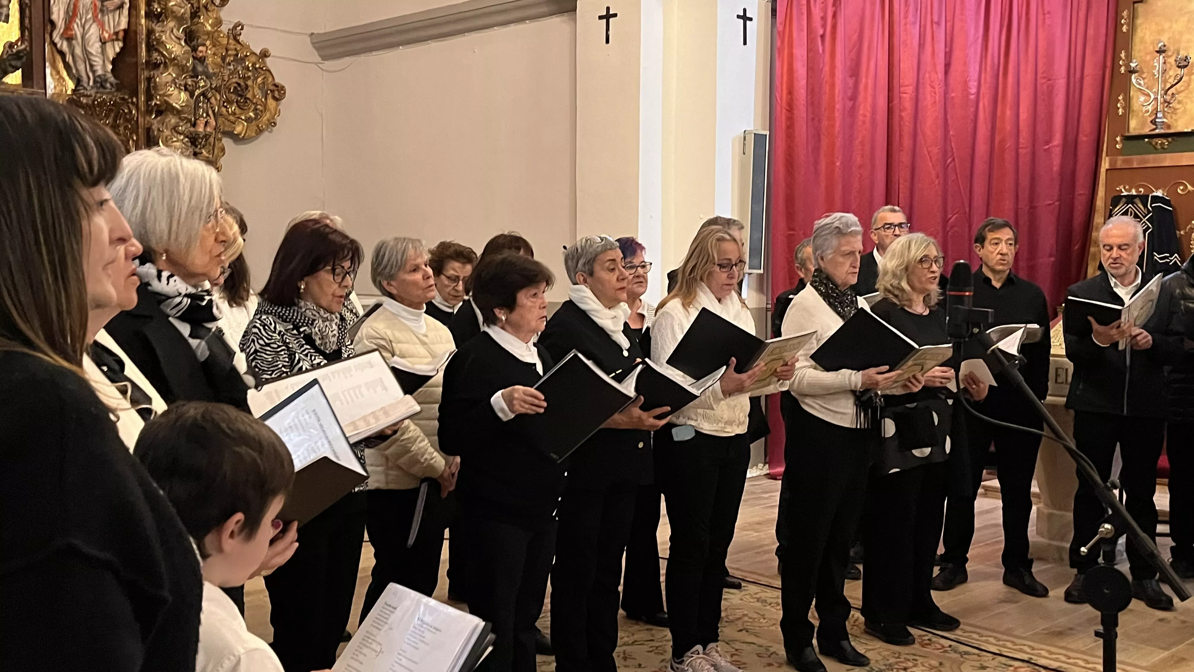 Actuación del Coro de la Universidad Ciudadana en Alcalá de Gurrea. Foto Mercedes Manterola