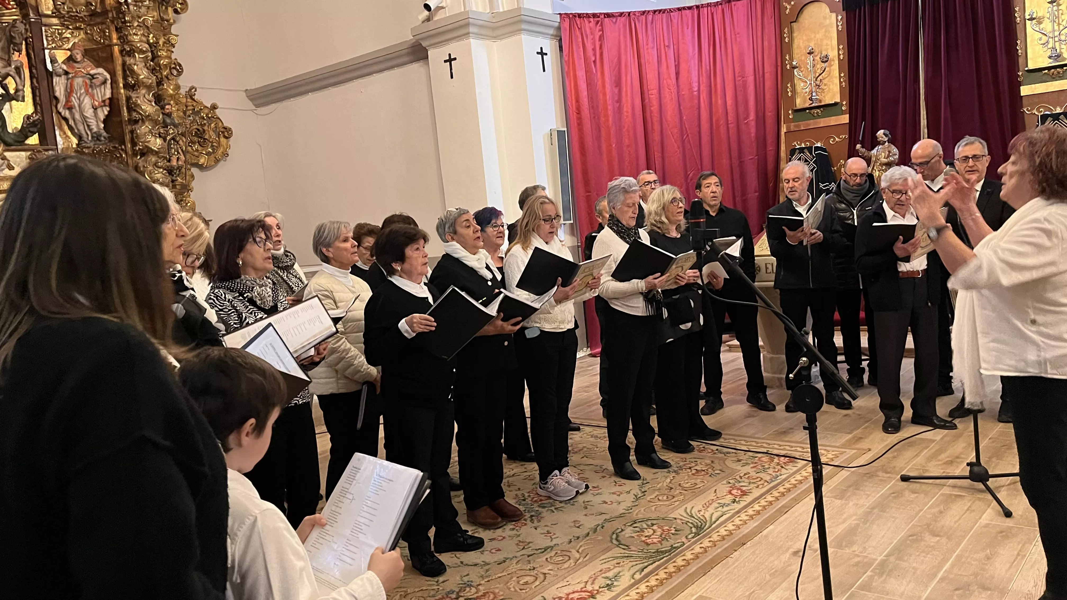 Actuación del Coro de la Universidad Ciudadana en Alcalá de Gurrea. Foto Mercedes Manterola