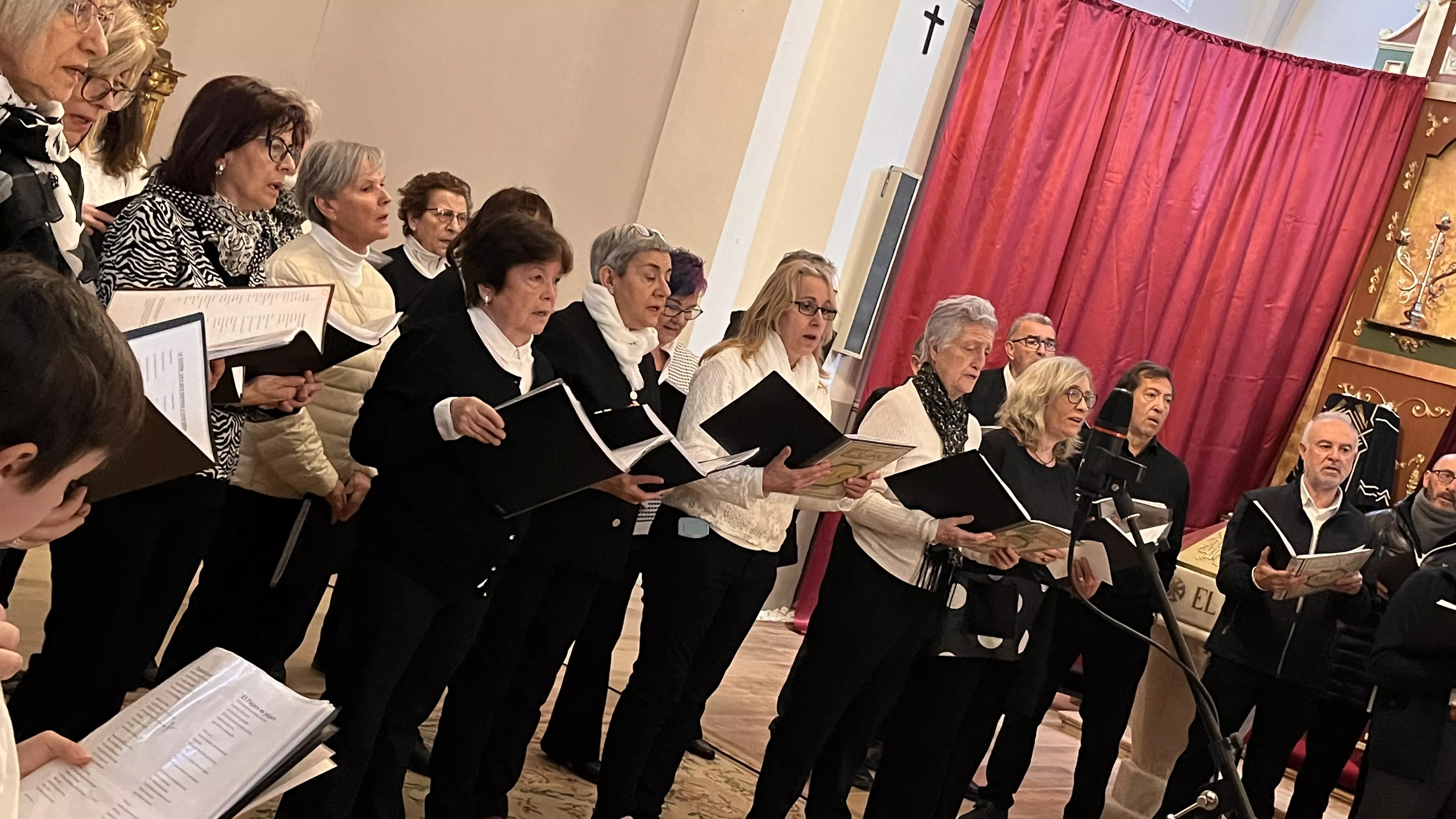 Actuación del Coro de la Universidad Ciudadana en Alcalá de Gurrea. Foto Mercedes Manterola
