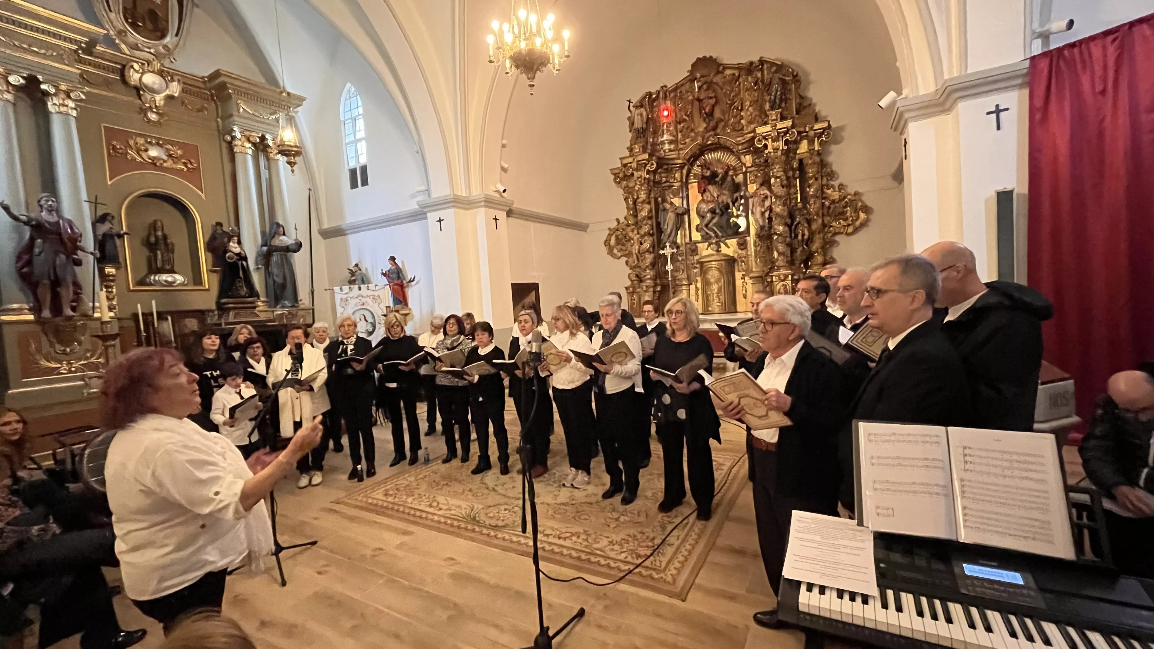 Actuación del Coro de la Universidad Ciudadana en Alcalá de Gurrea. Foto Mercedes Manterola
