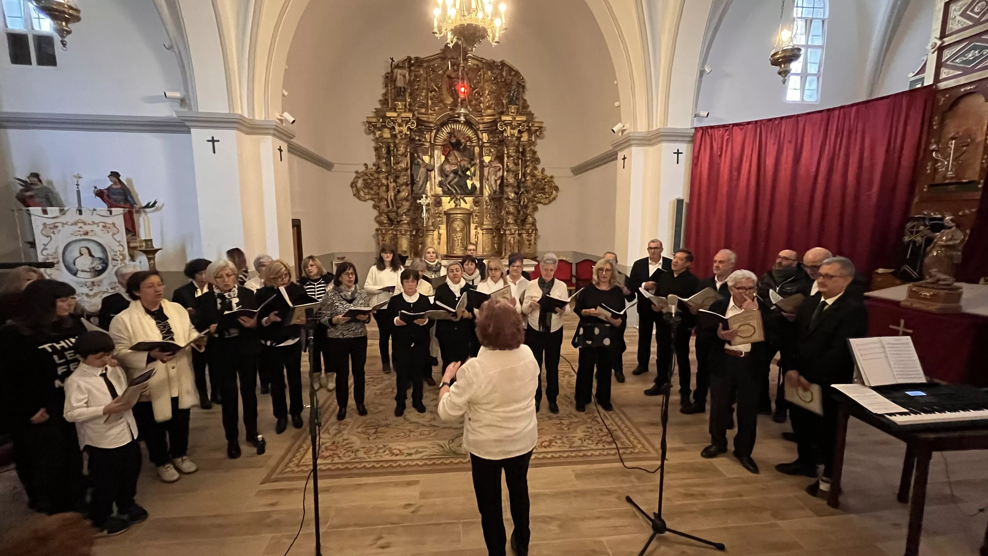 Actuación del Coro de la Universidad Ciudadana en Alcalá de Gurrea. Foto Mercedes Manterola