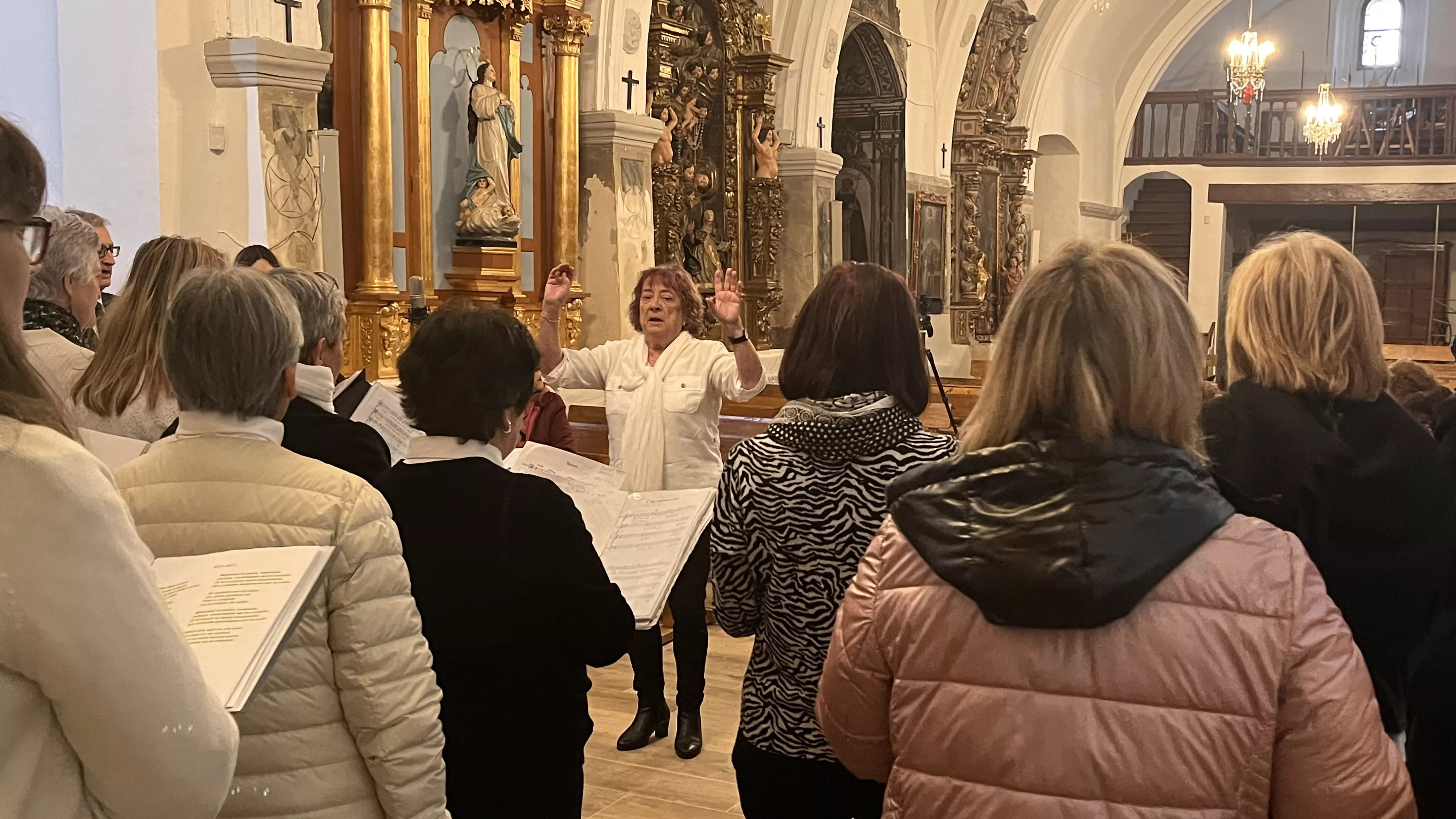 Actuación del Coro de la Universidad Ciudadana en Alcalá de Gurrea. Foto Mercedes Manterola