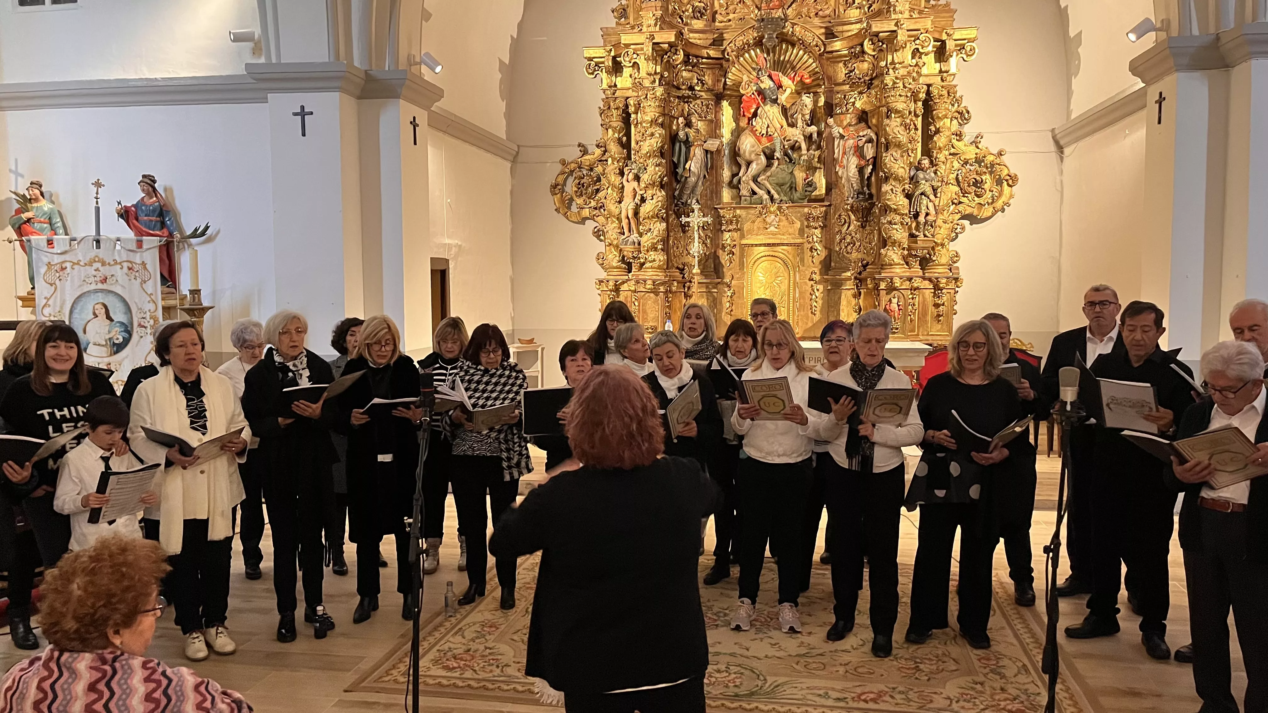 Actuación del Coro de la Universidad Ciudadana en Alcalá de Gurrea. Foto Mercedes Manterola