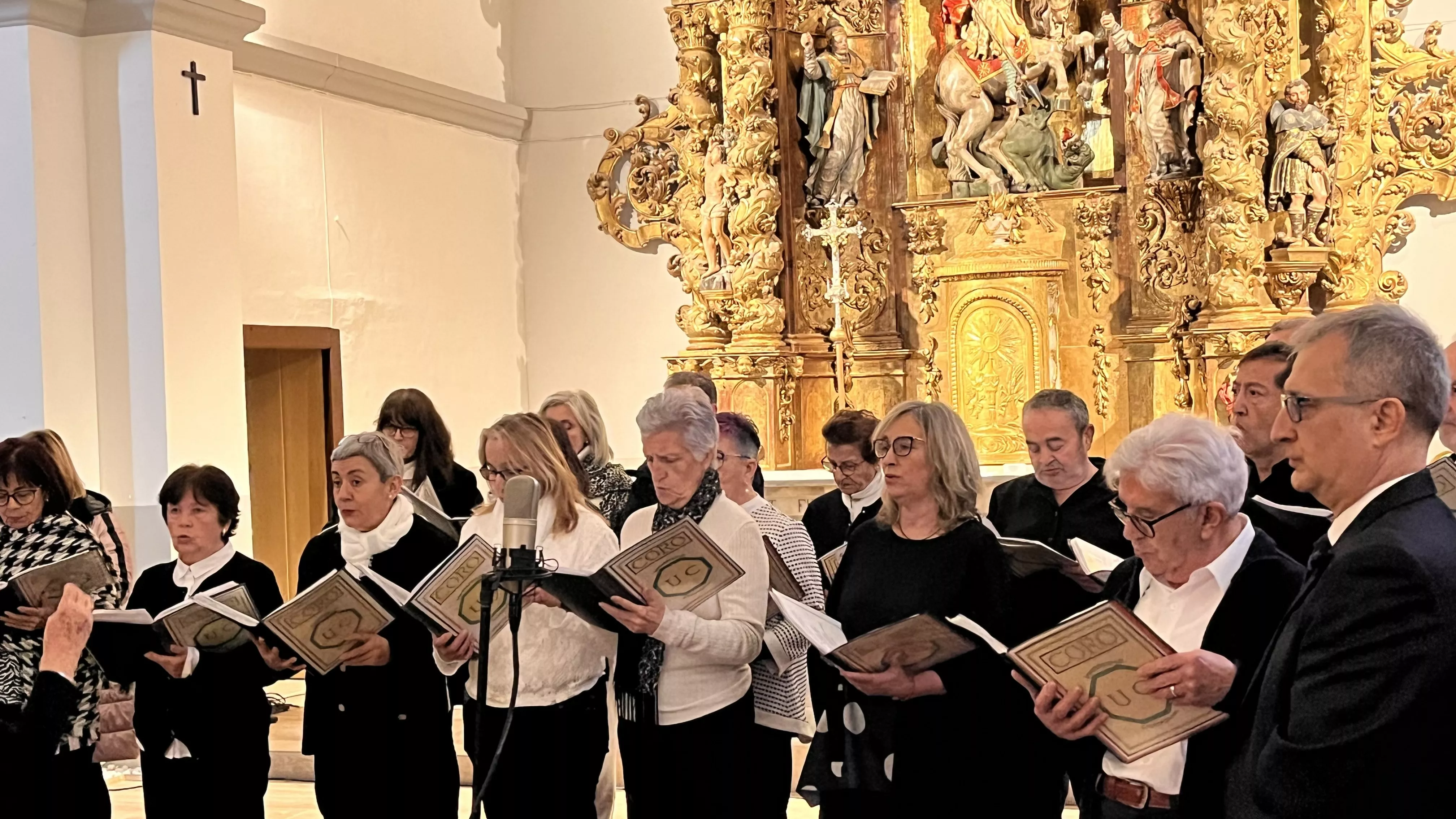 Actuación del Coro de la Universidad Ciudadana en Alcalá de Gurrea. Foto Mercedes Manterola