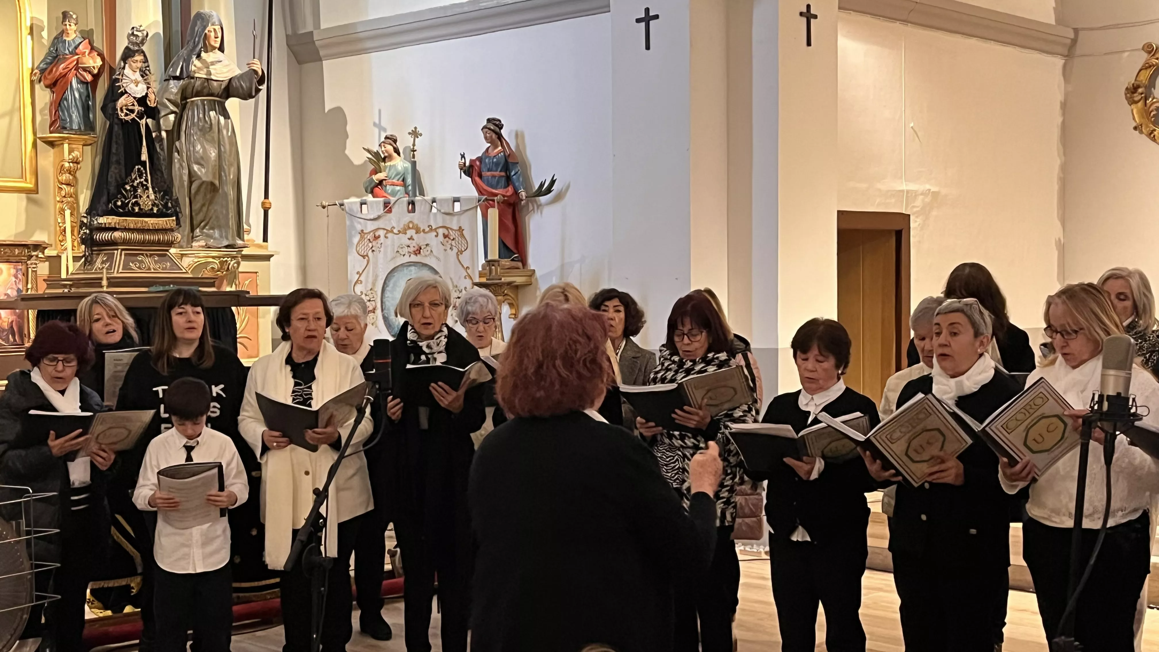 Actuación del Coro de la Universidad Ciudadana en Alcalá de Gurrea. Foto Mercedes Manterola