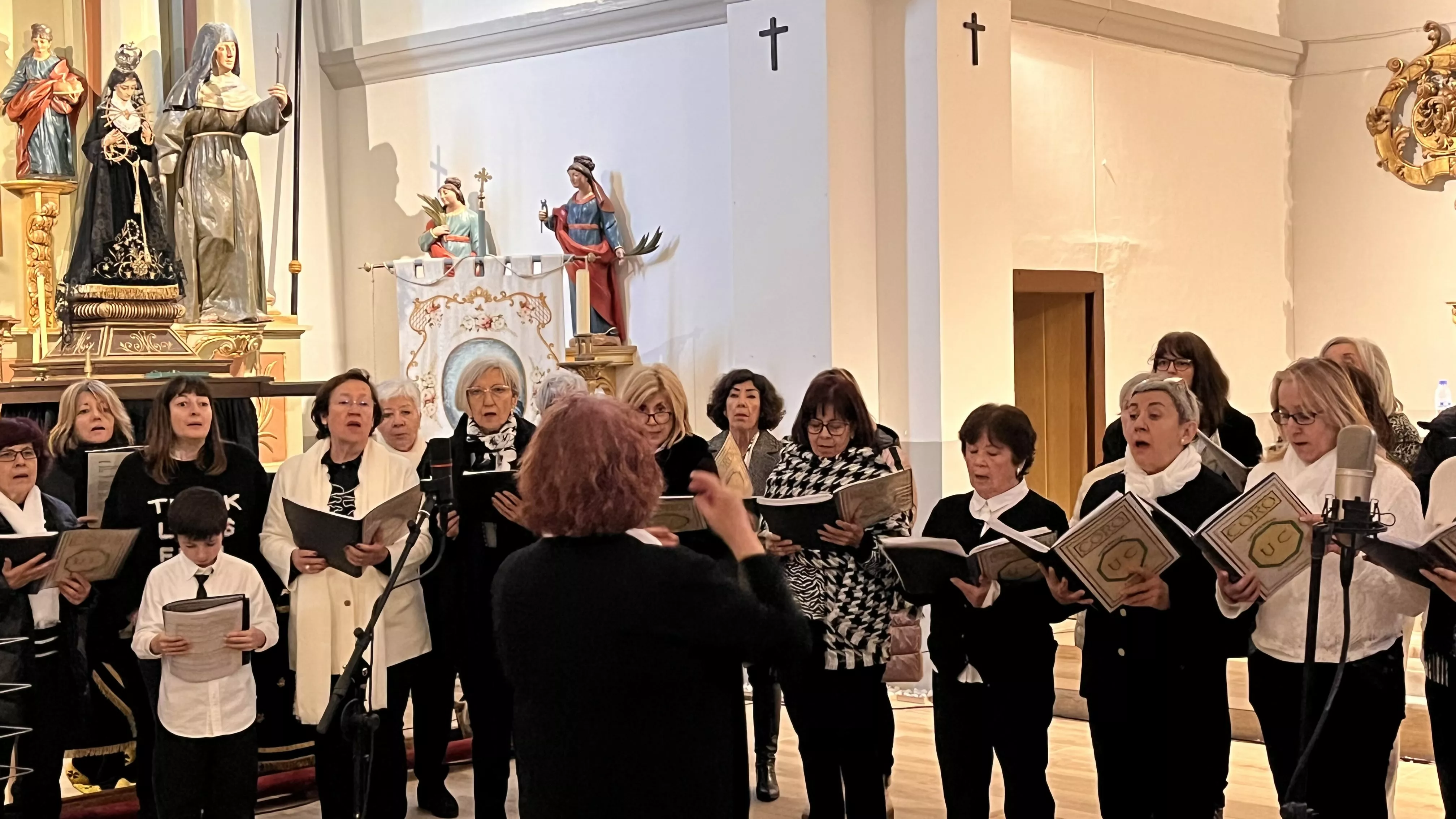 Actuación del Coro de la Universidad Ciudadana en Alcalá de Gurrea. Foto Mercedes Manterola