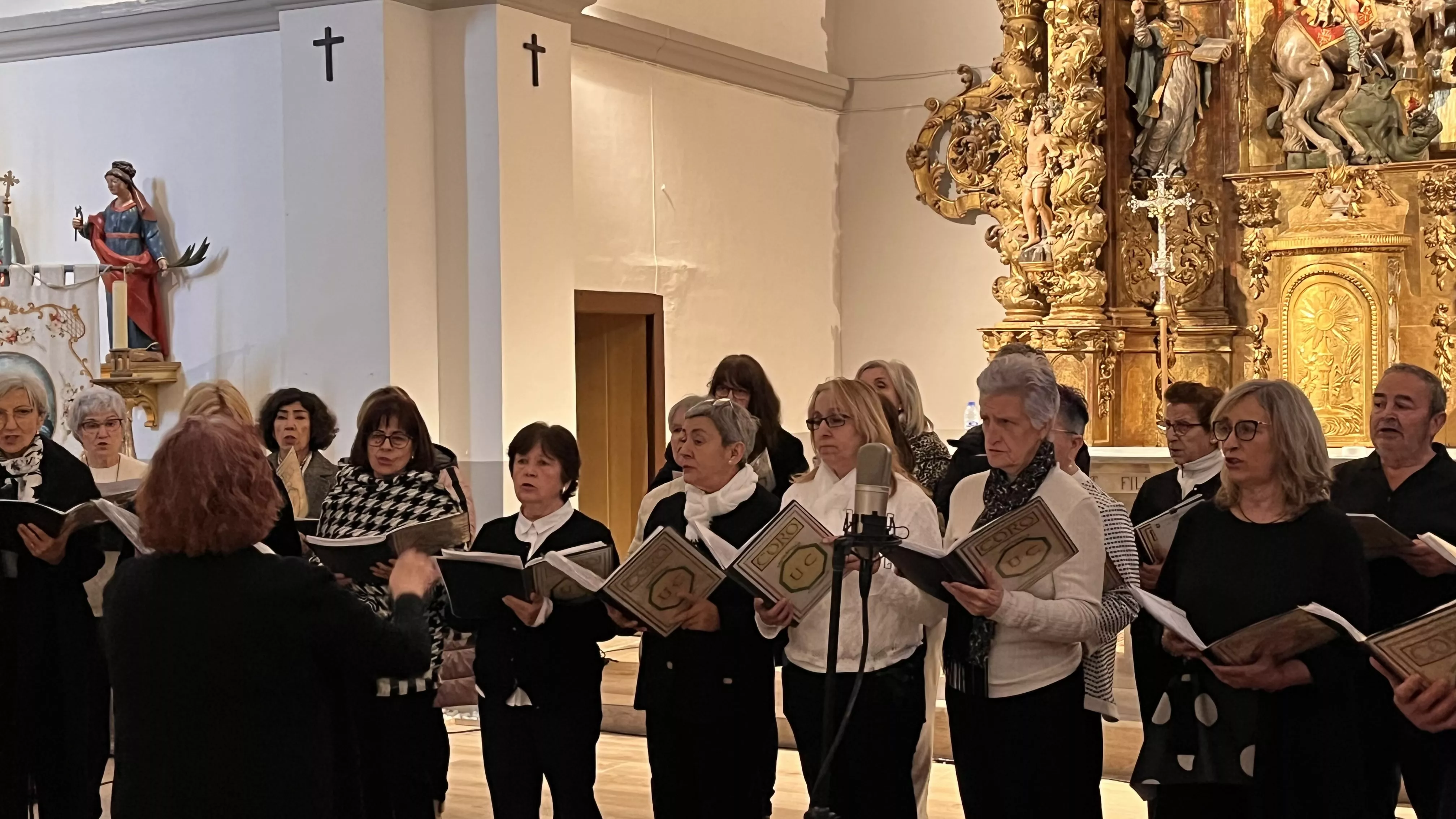 Actuación del Coro de la Universidad Ciudadana en Alcalá de Gurrea. Foto Mercedes Manterola