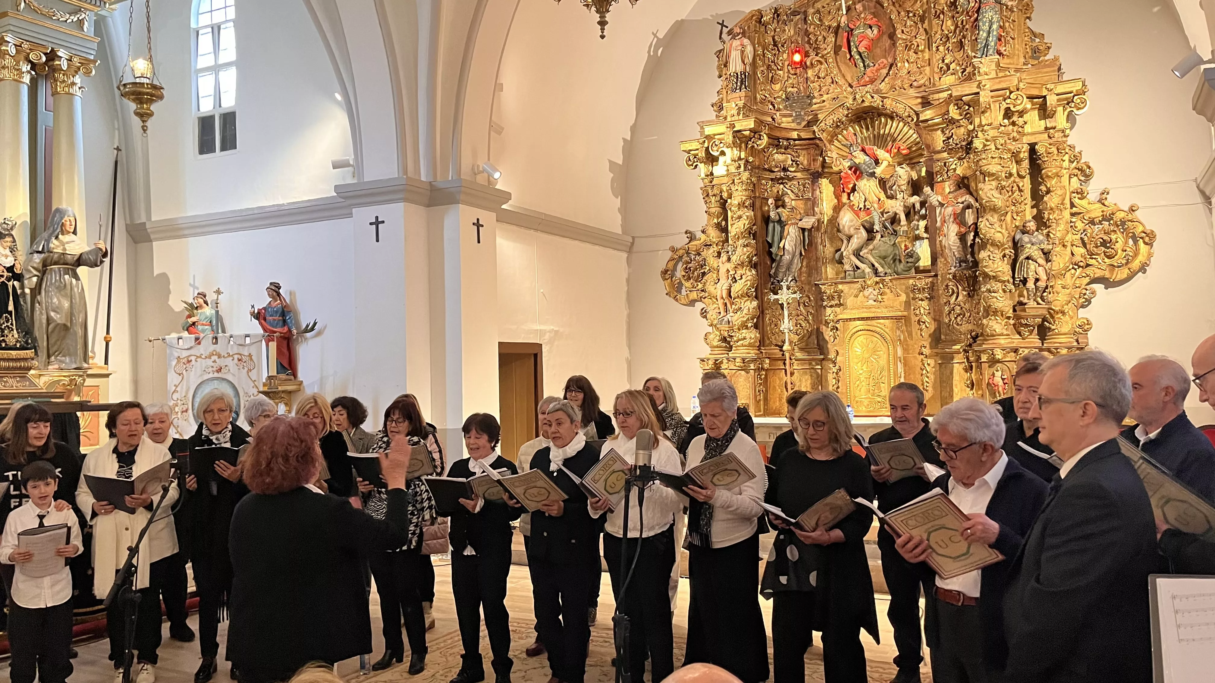 Actuación del Coro de la Universidad Ciudadana en Alcalá de Gurrea. Foto Mercedes Manterola
