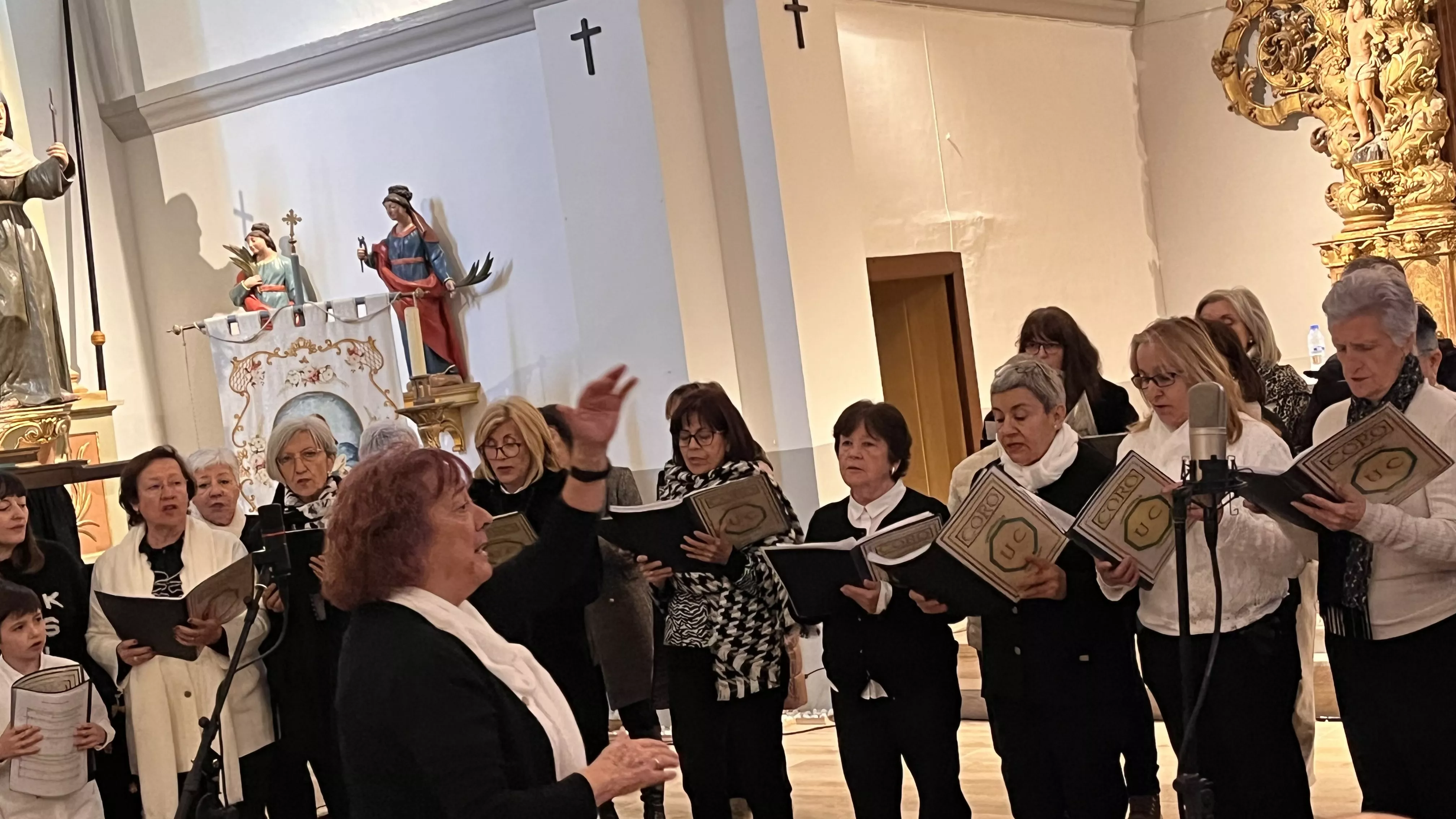 Actuación del Coro de la Universidad Ciudadana en Alcalá de Gurrea. Foto Mercedes Manterola