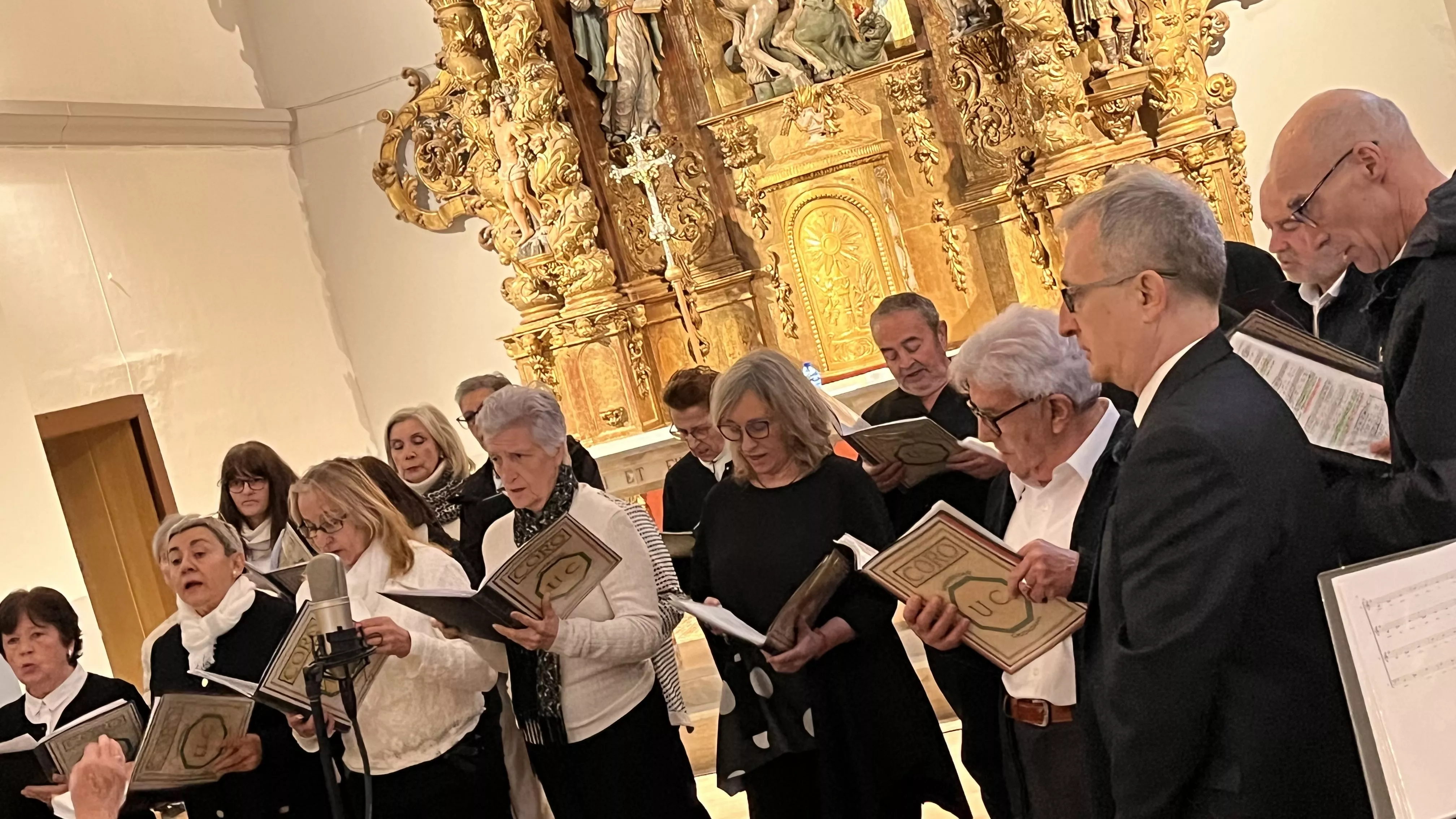 Actuación del Coro de la Universidad Ciudadana en Alcalá de Gurrea. Foto Mercedes Manterola