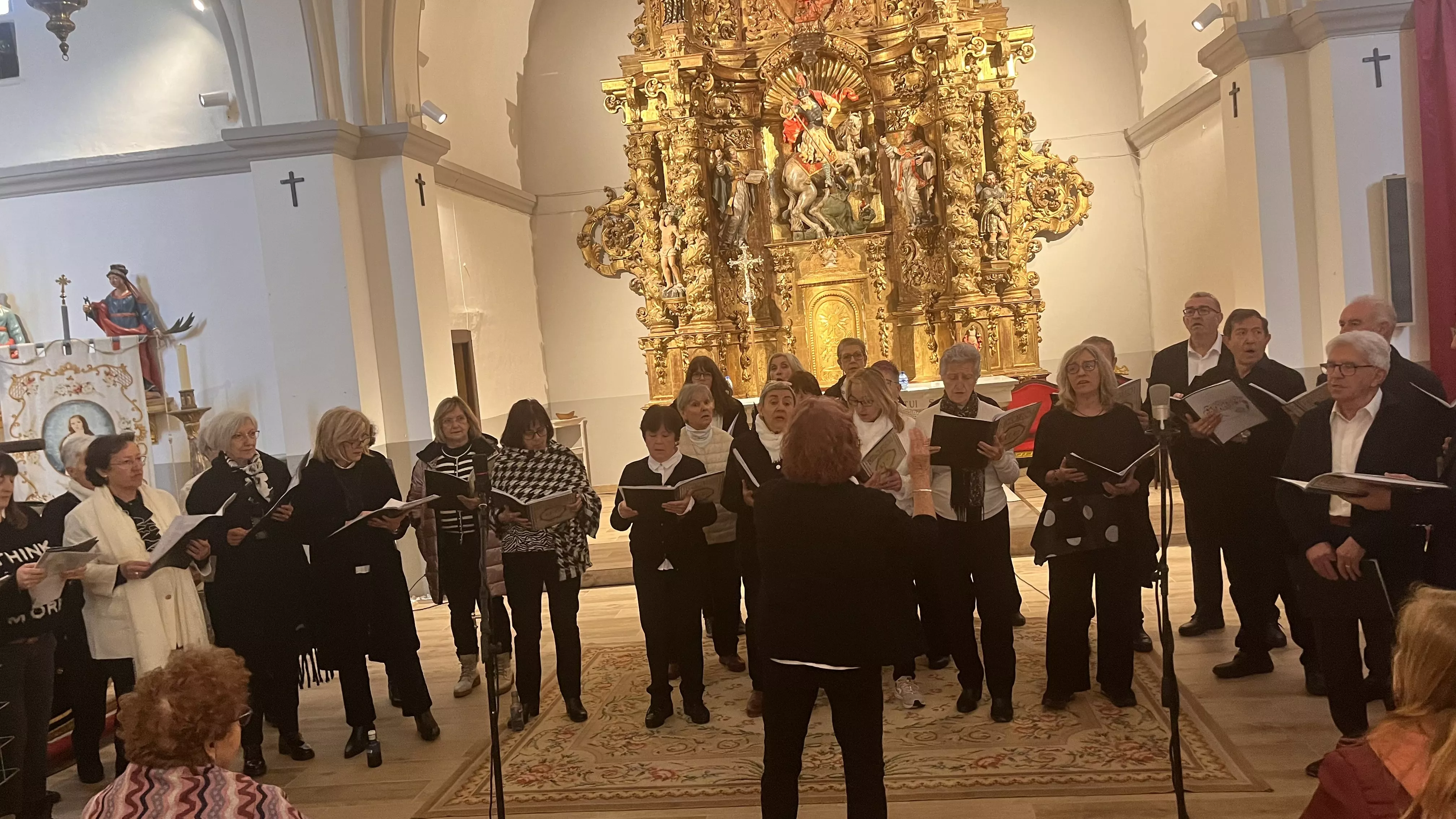 Actuación del Coro de la Universidad Ciudadana en Alcalá de Gurrea. Foto Mercedes Manterola