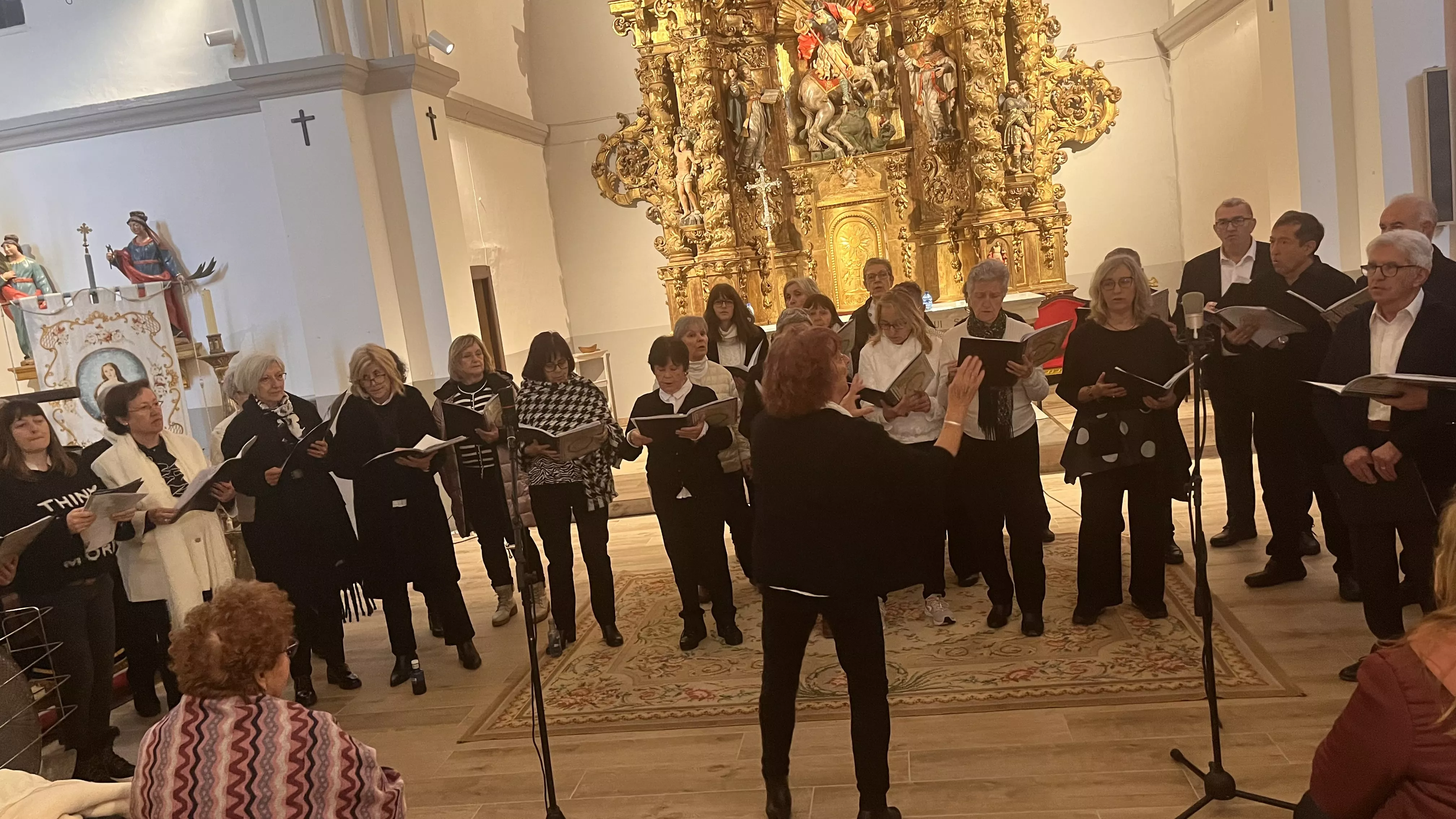Actuación del Coro de la Universidad Ciudadana en Alcalá de Gurrea. Foto Mercedes Manterola