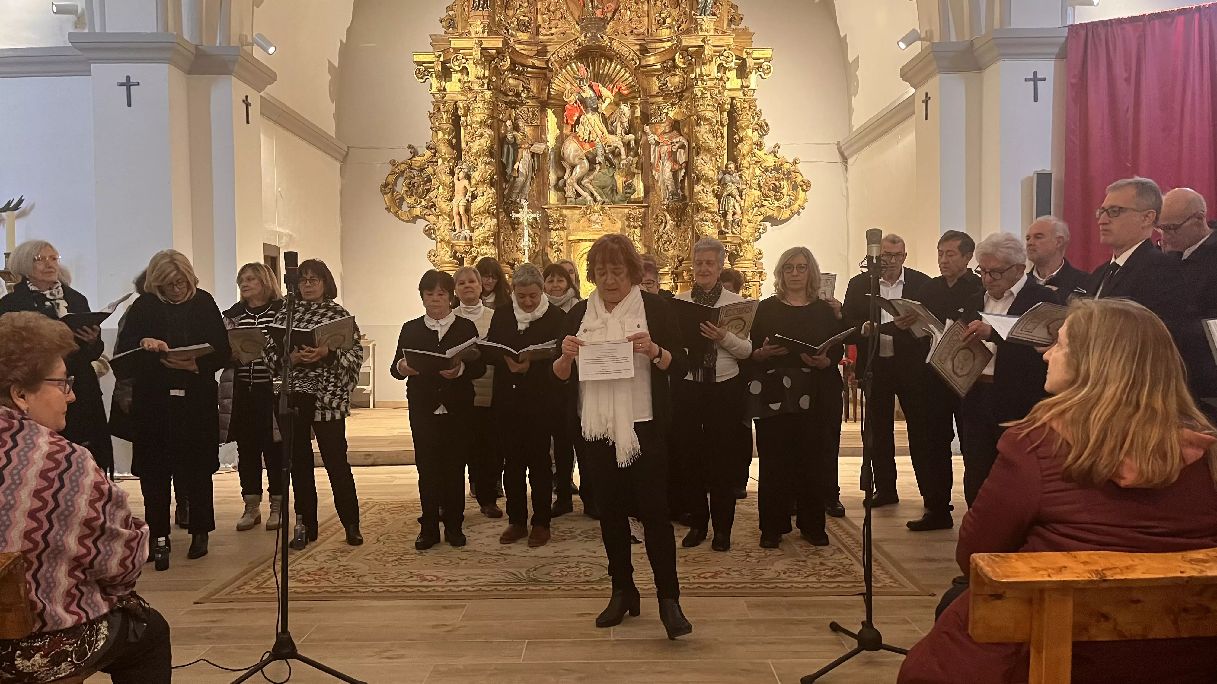 Actuación del Coro de la Universidad Ciudadana en Alcalá de Gurrea. Foto Mercedes Manterola