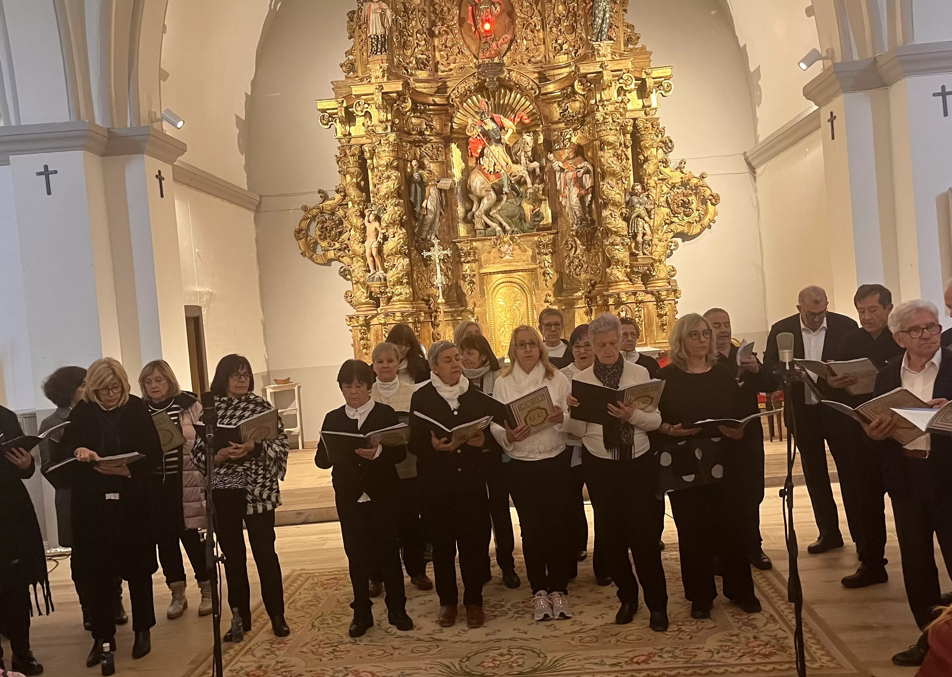 Actuación del Coro de la Universidad Ciudadana en Alcalá de Gurrea. Foto Mercedes Manterola