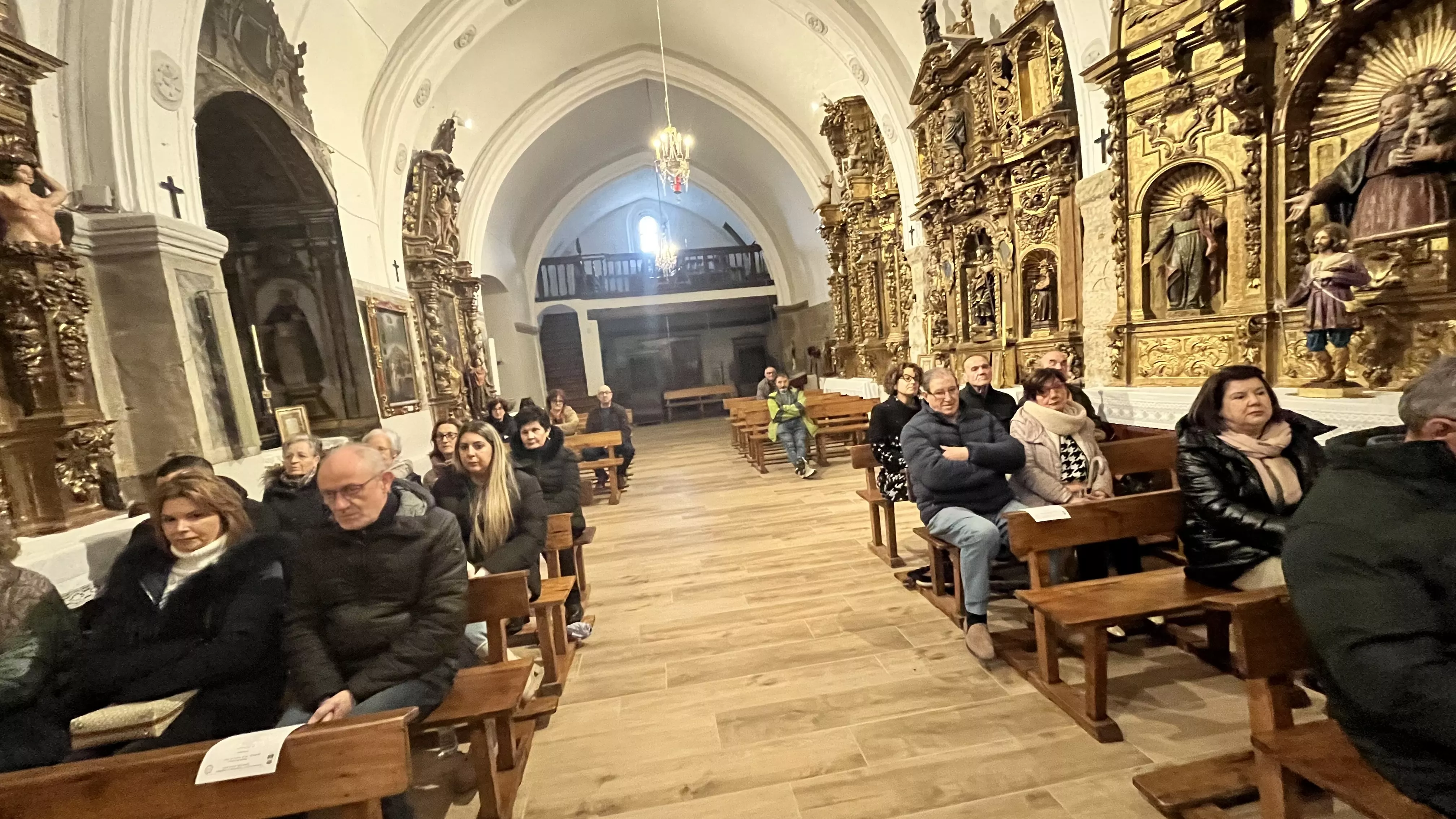 Actuación del Coro de la Universidad Ciudadana en Alcalá de Gurrea. Foto Mercedes Manterola