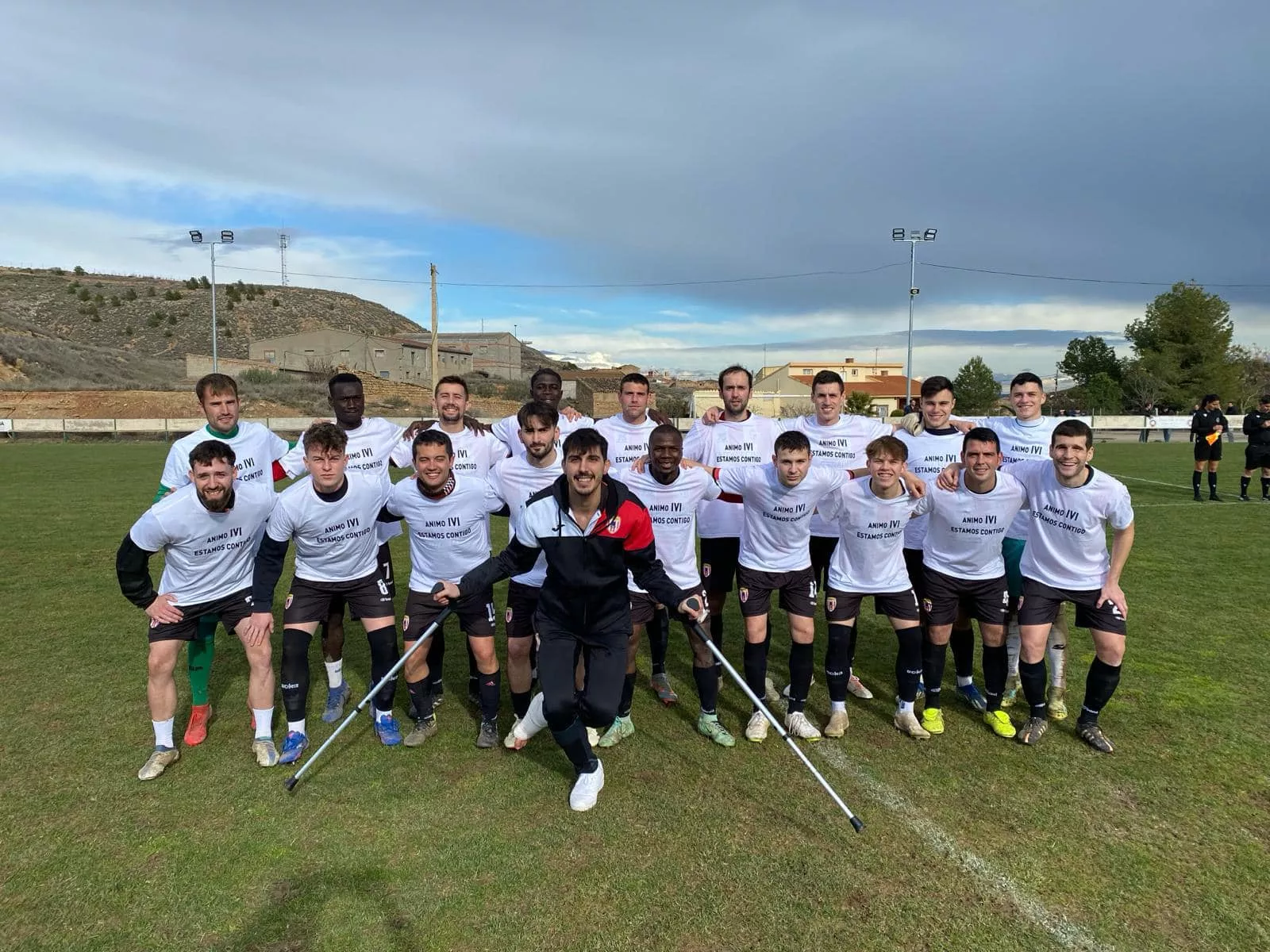 Iván Barcos, jugador del Ontiñena, junto a sus compañeros.