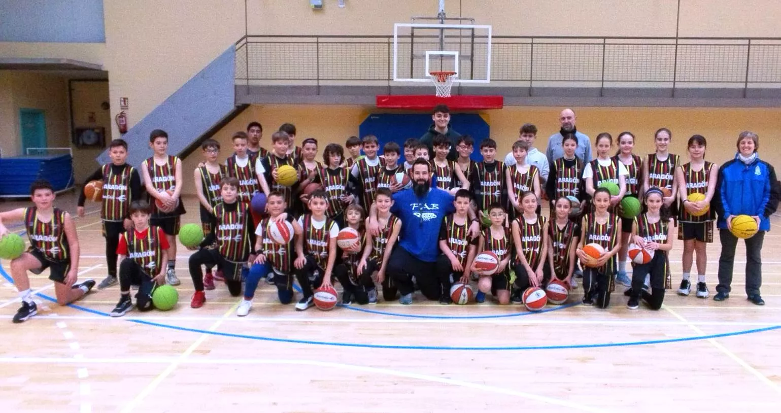 Sesenta jóvenes tecnifican su baloncesto de la mano de Enrique López Millán