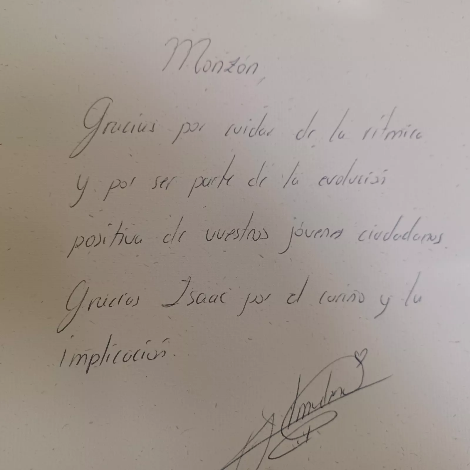 La firma de Almudena Cid en el Libro de Honor de Monzón.