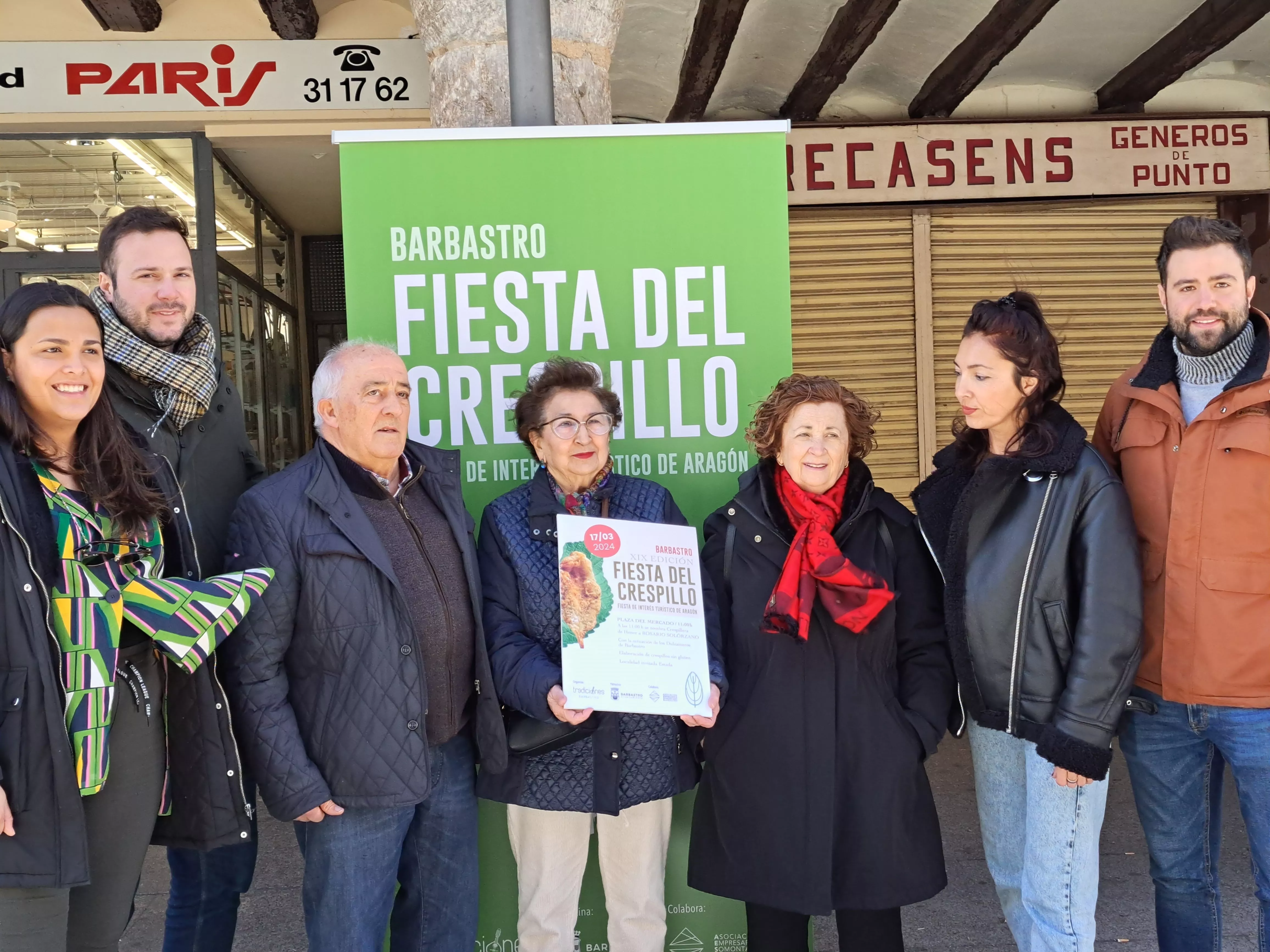 Representantes de Tradiciones y de Only Persketing con el cartel de la Fiesta del Crespillo