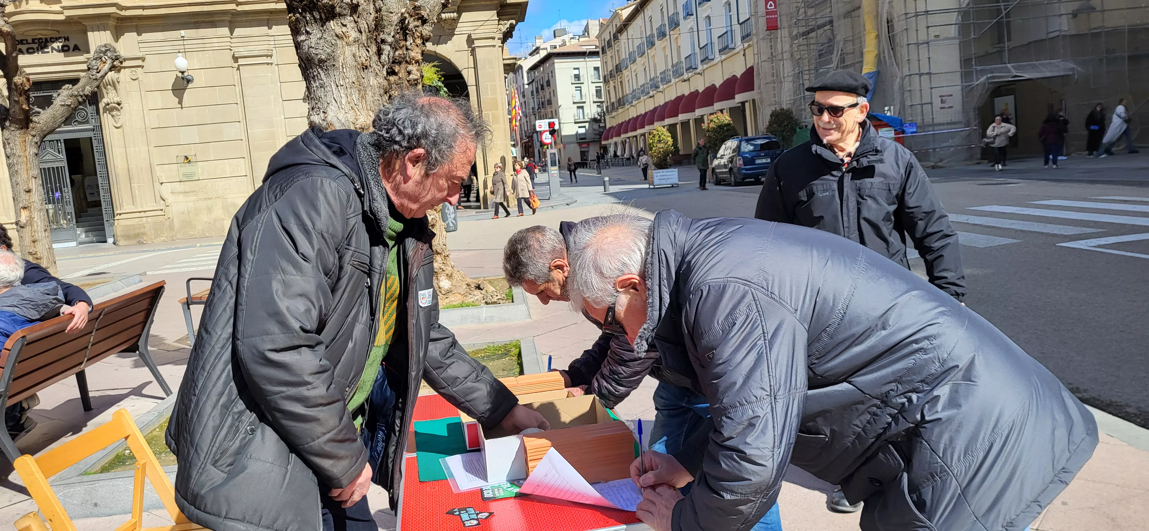 La peña Alegría Laurentina recogió firmas recientemente en la plaza de Navarra para que el Jai Alai sea local de ocio.