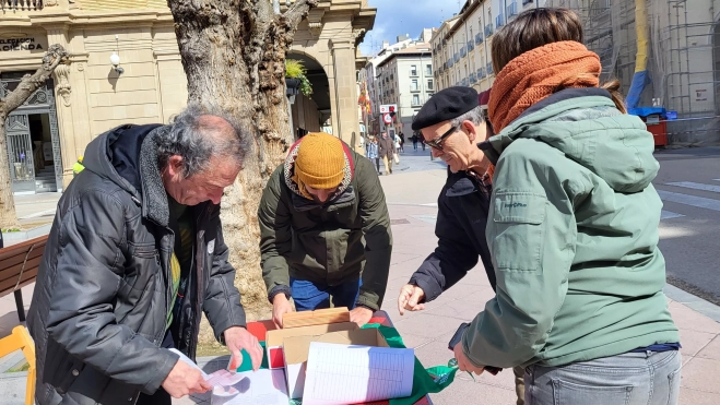 Recogida de firmas de la Peña Alegría Laurentina. Recogida de firmas de la Peña Alegría Laurentina.