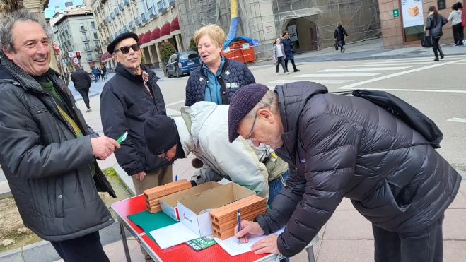 La mesa para la recogida de firmas se instalará por las mañanas, de 11 a 13 horas. La mesa para la recogida de firmas se instalará por las mañanas, de 11 a 13 horas.