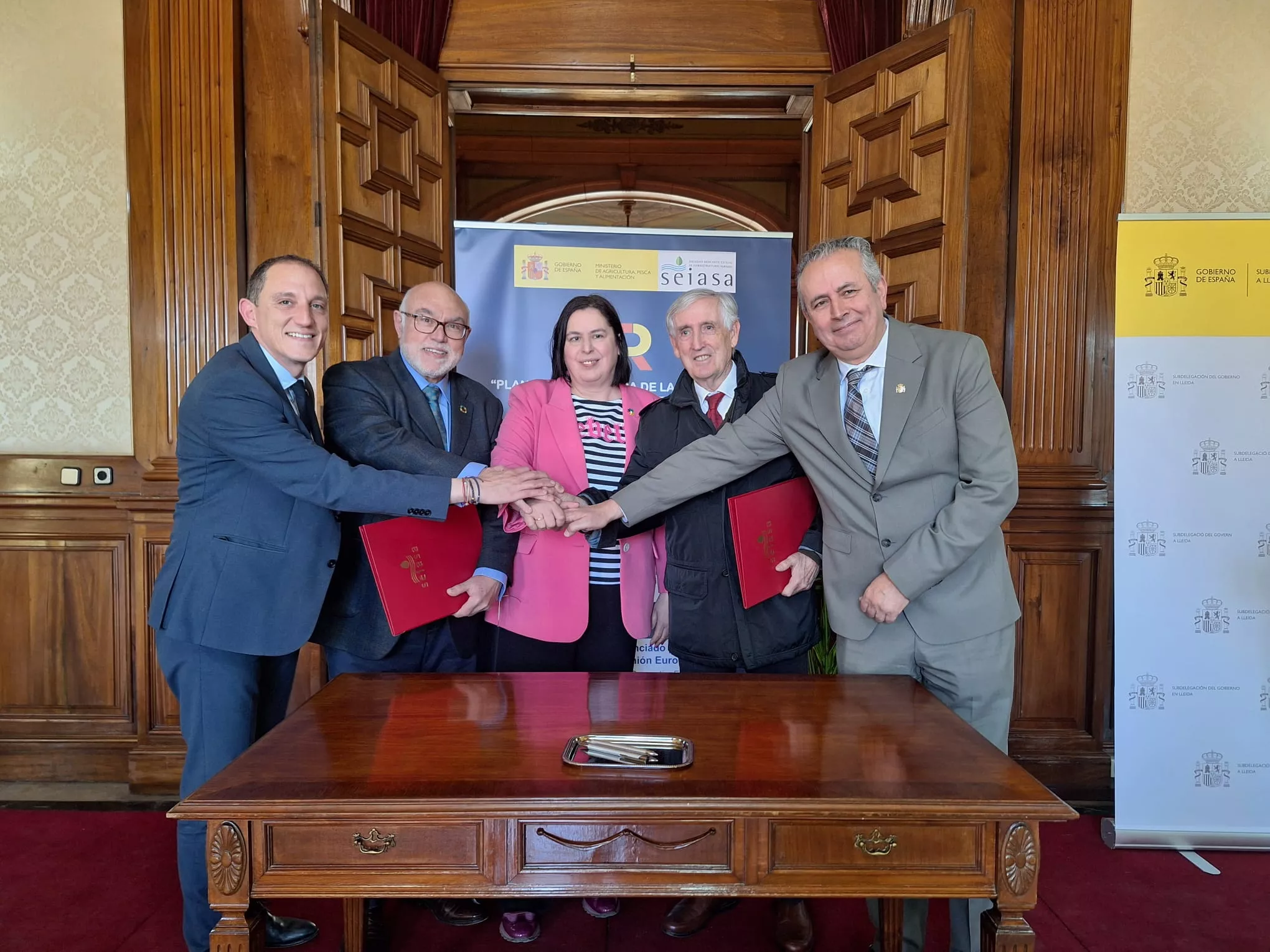 José Crespín, Frascisco Rodríguez Mulero, Begoña Gracia, José Luis Pérez y Carlos Campo tras la firma del convenio para el Canal de Aragón y Cataluña.