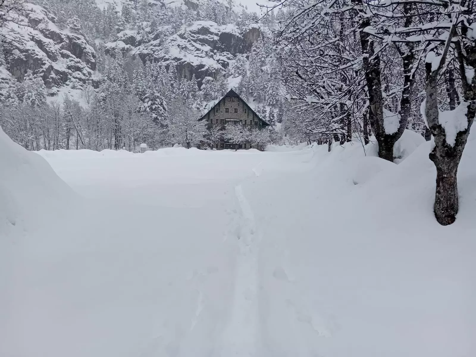 Nieve acumulada en Baños de Panticosa. Foto Casa de Piedra. Nieve acumulada en Baños de Panticosa. Foto Casa de Piedra.