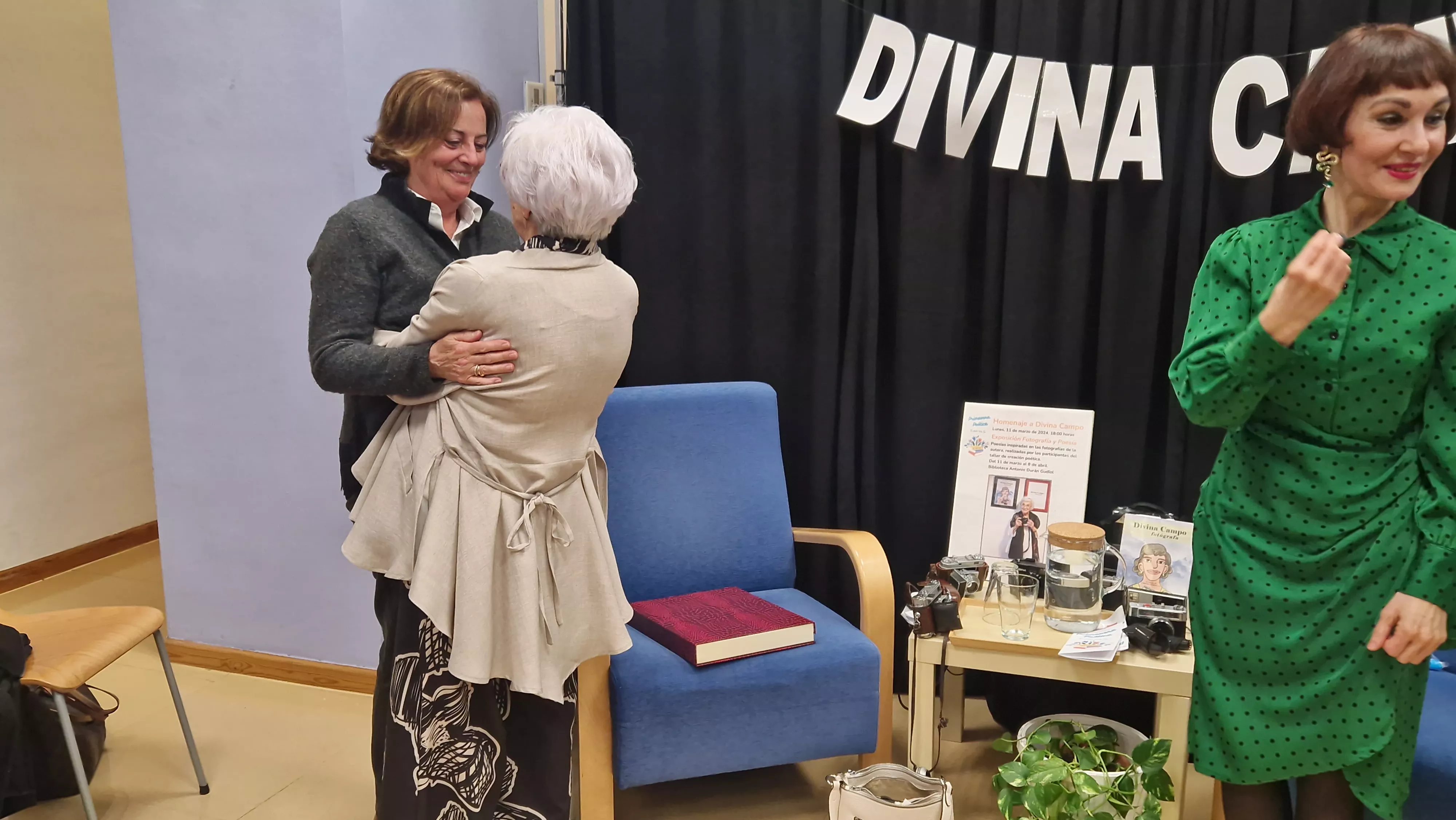 Teruca Moreno felicita a Divina Campo. Foto Myriam Martíonez