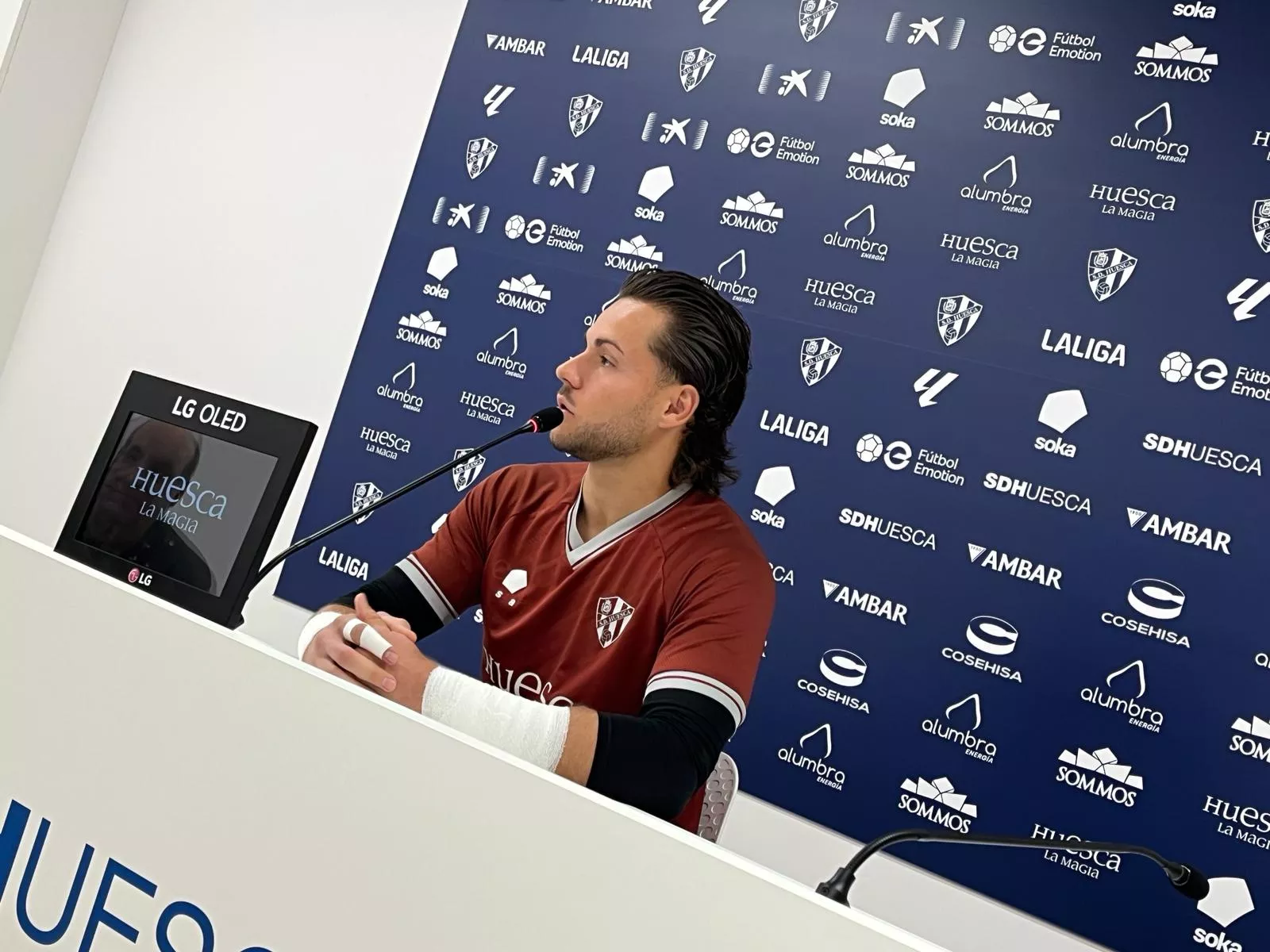 Álvaro Fernández, portero de la SD Huesca. Álvaro: "Nos sentimos respetados dentro de la competición, y eso es importante". Foto: Adrián Mora
