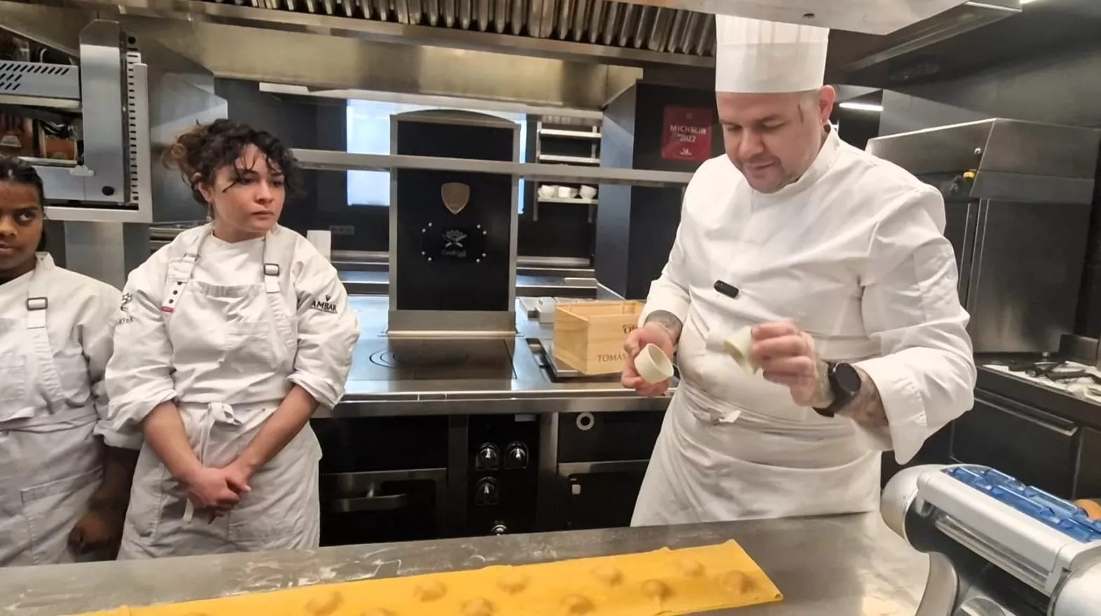 Tonino Valiente, enseñando el oficio a jóvenes con Síndrome de Down de Huesca. Foto Myriam Martínez