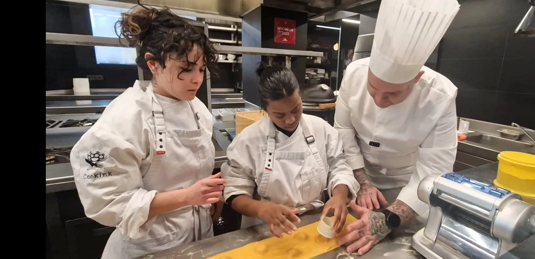 Tonino Valiente, enseñando el oficio a jóvenes con Síndrome de Down de Huesca. Foto Myriam Martínez