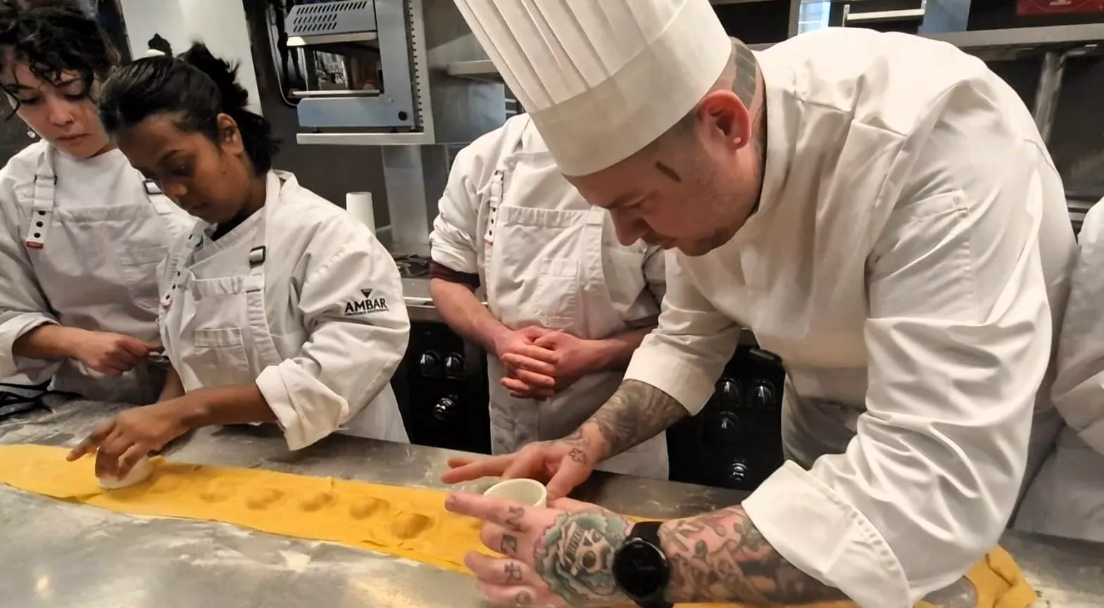 Tonino Valiente, enseñando el oficio a jóvenes con Síndrome de Down de Huesca. Foto Myriam Martínez