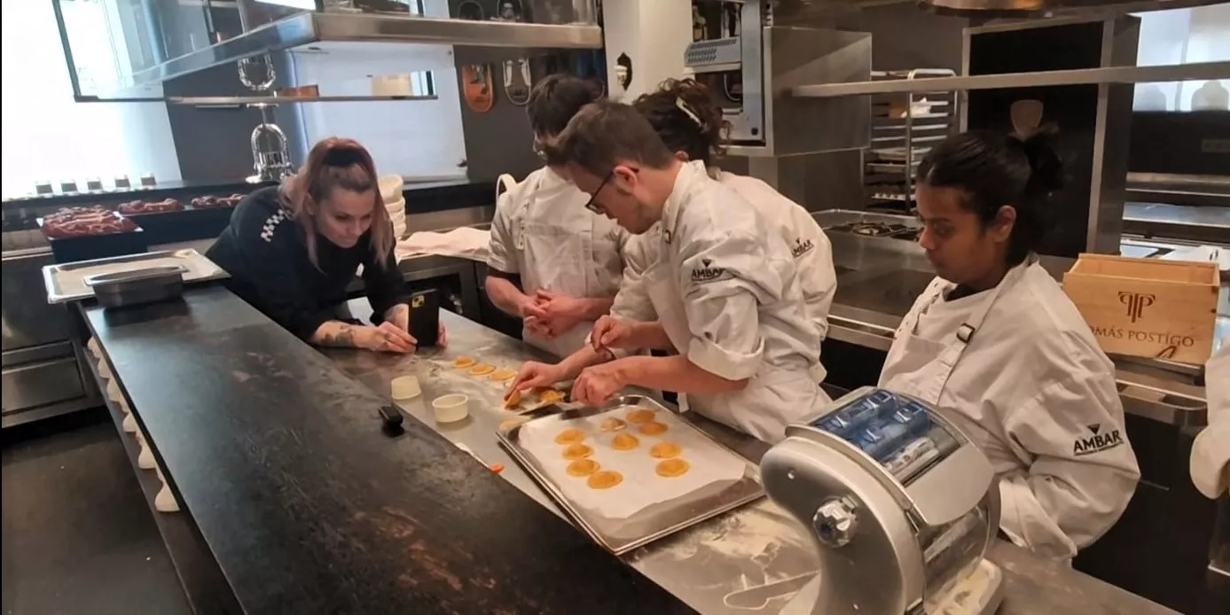 Tonino Valiente, enseñando el oficio a jóvenes con Síndrome de Down de Huesca. Foto Myriam Martínez