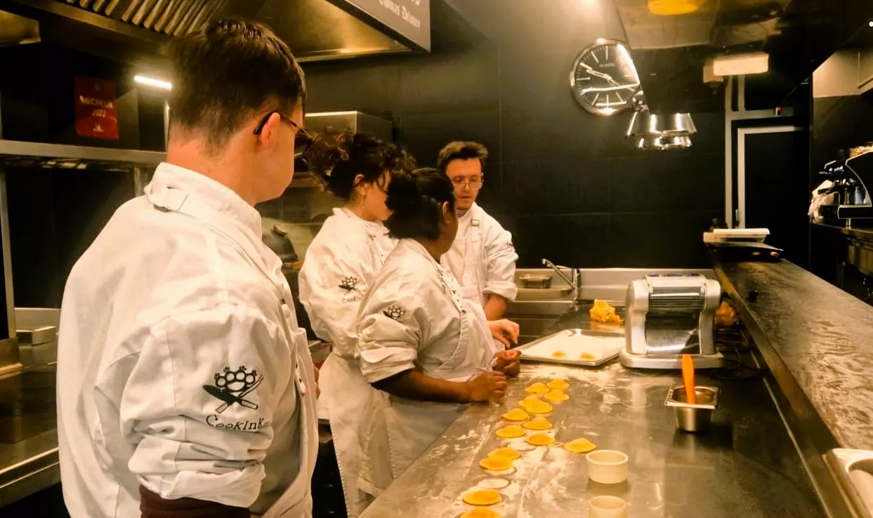 Tonino Valiente, enseñando el oficio a jóvenes con Síndrome de Down de Huesca. Foto Myriam Martínez